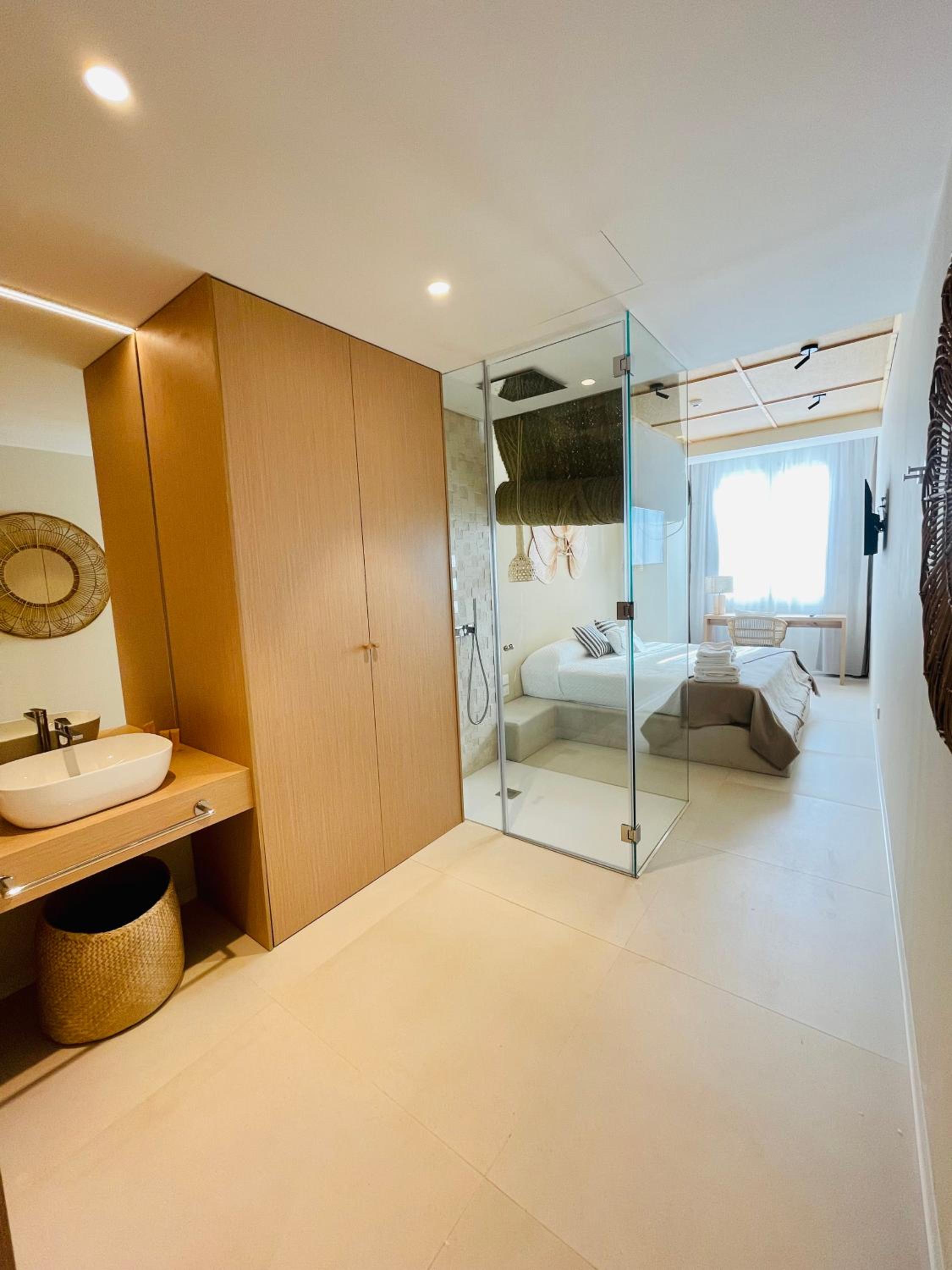 Superior Double Room with City View - Photo 6
