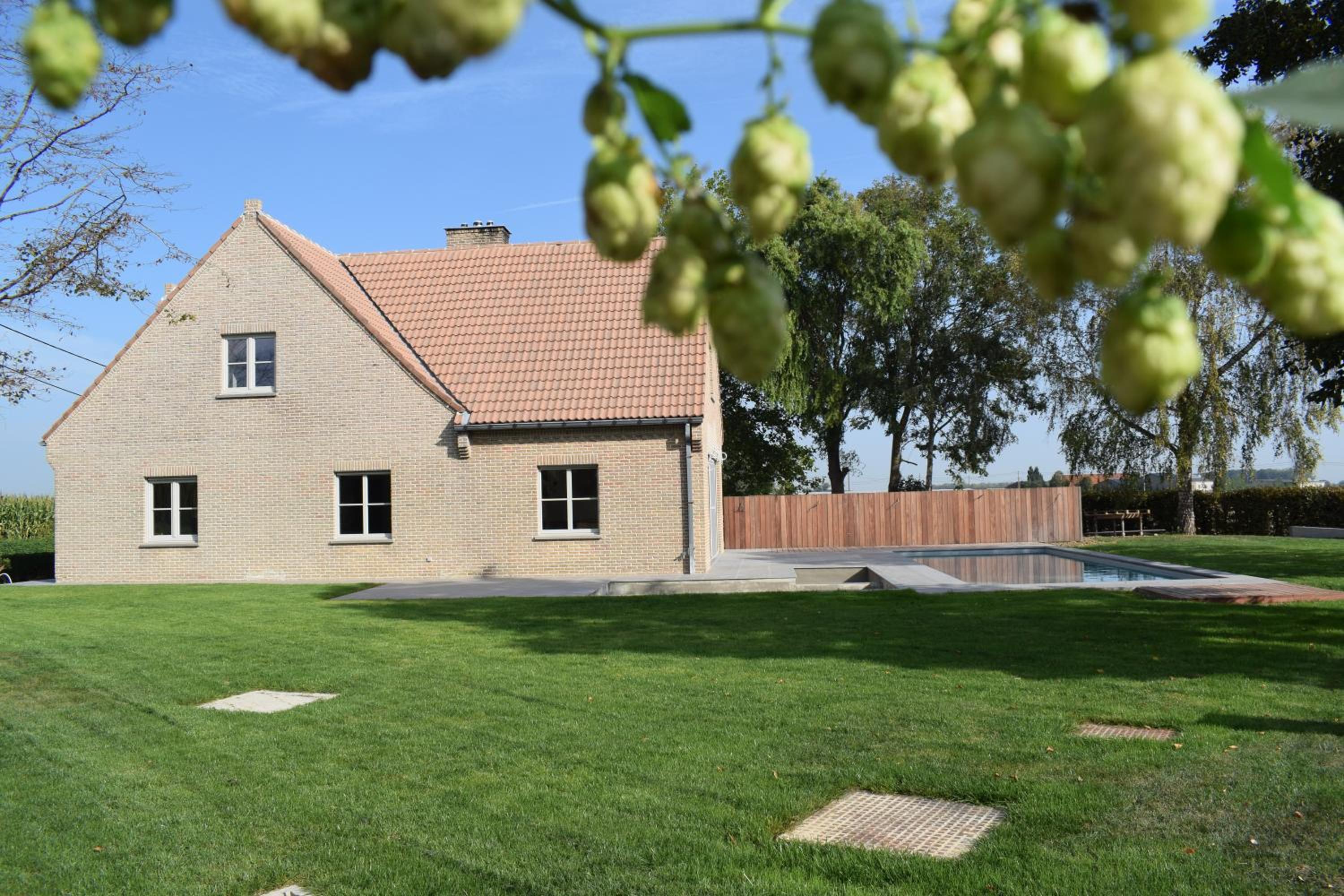 Seven-Bedroom House photo 2