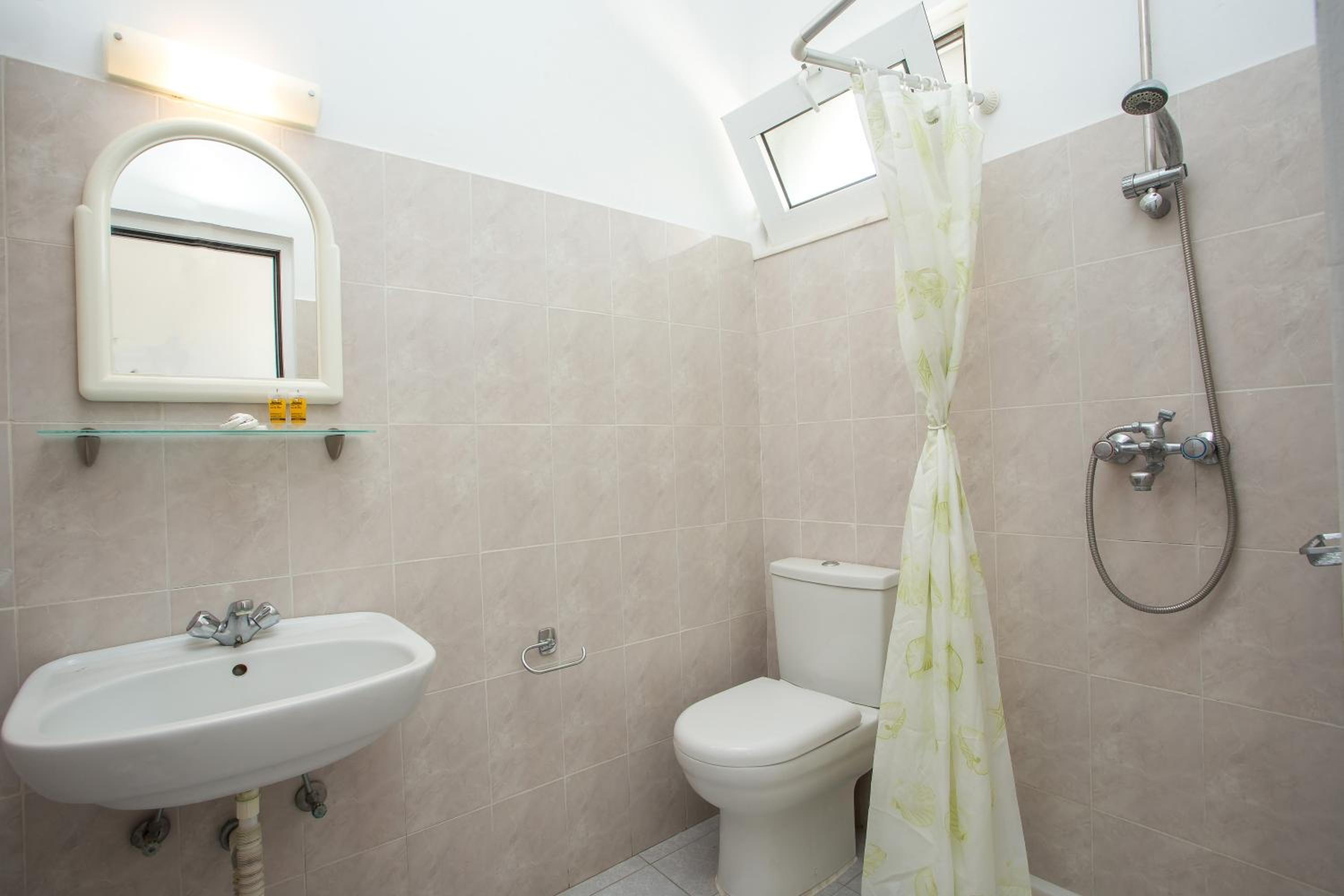 Studio (2 Adults) - Photo 3