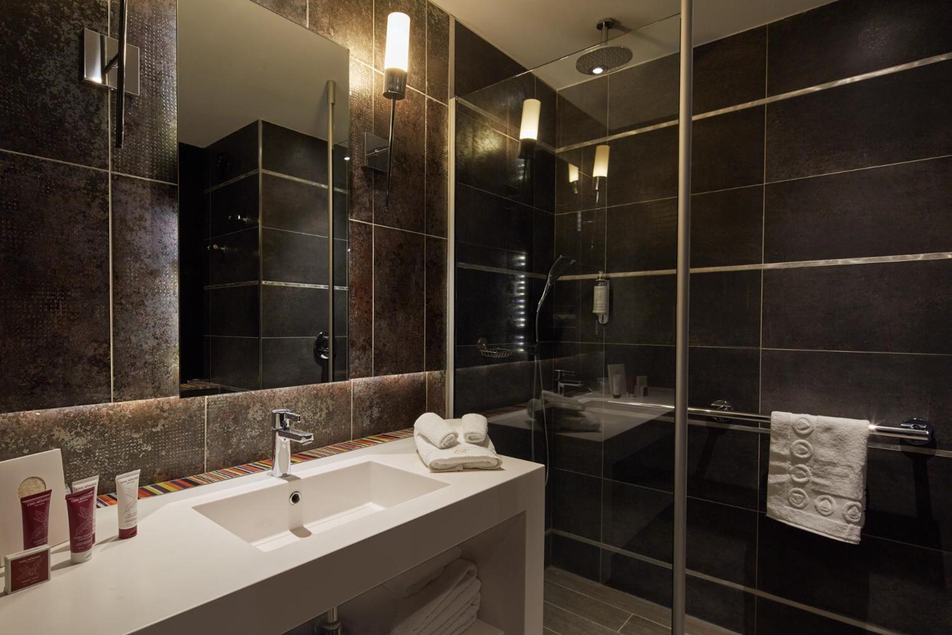 Superior Double Room with City View - Photo 2
