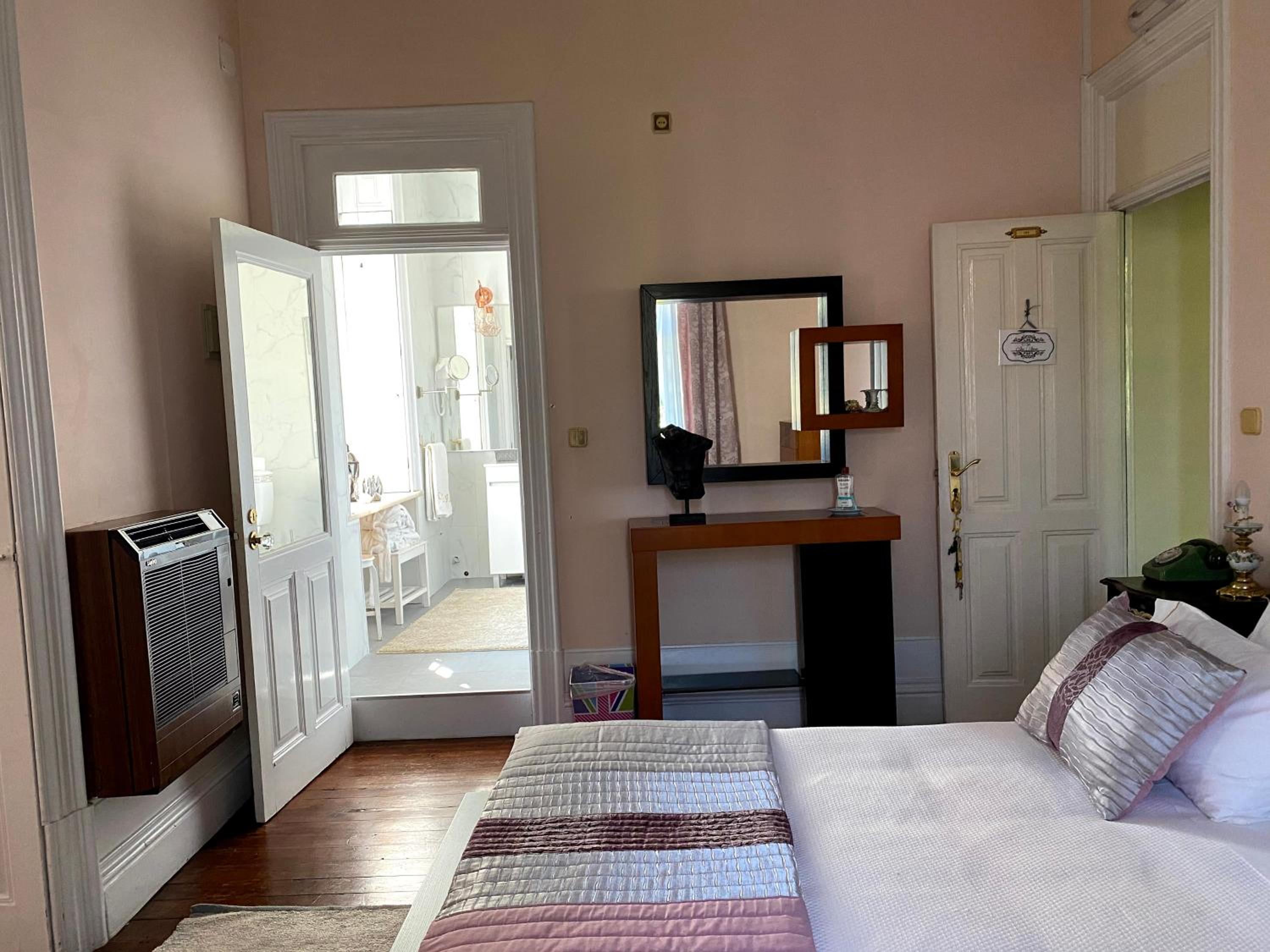 Suite with Hot Tub - Photo 7