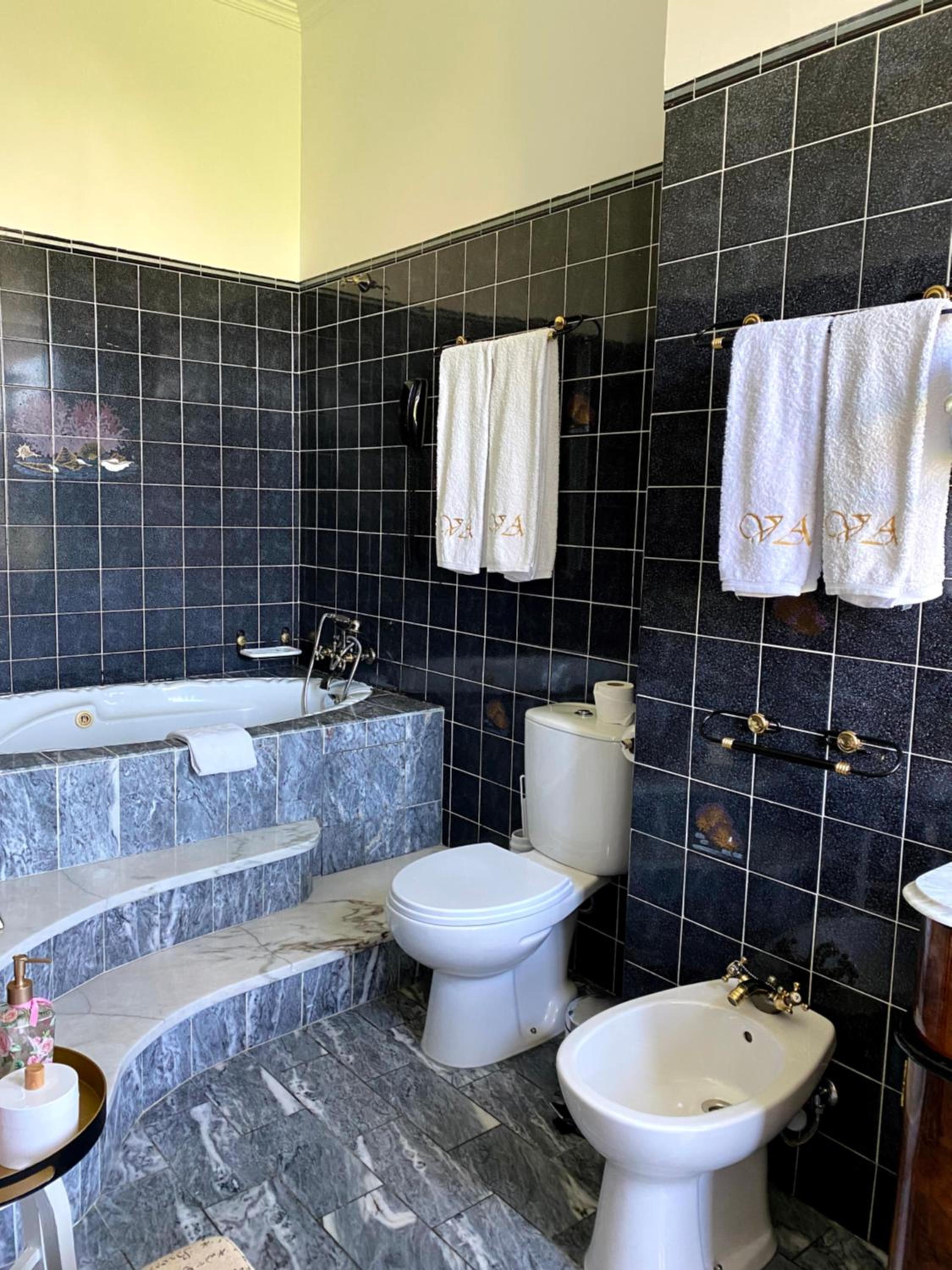 Suite with Hot Tub - Photo 2