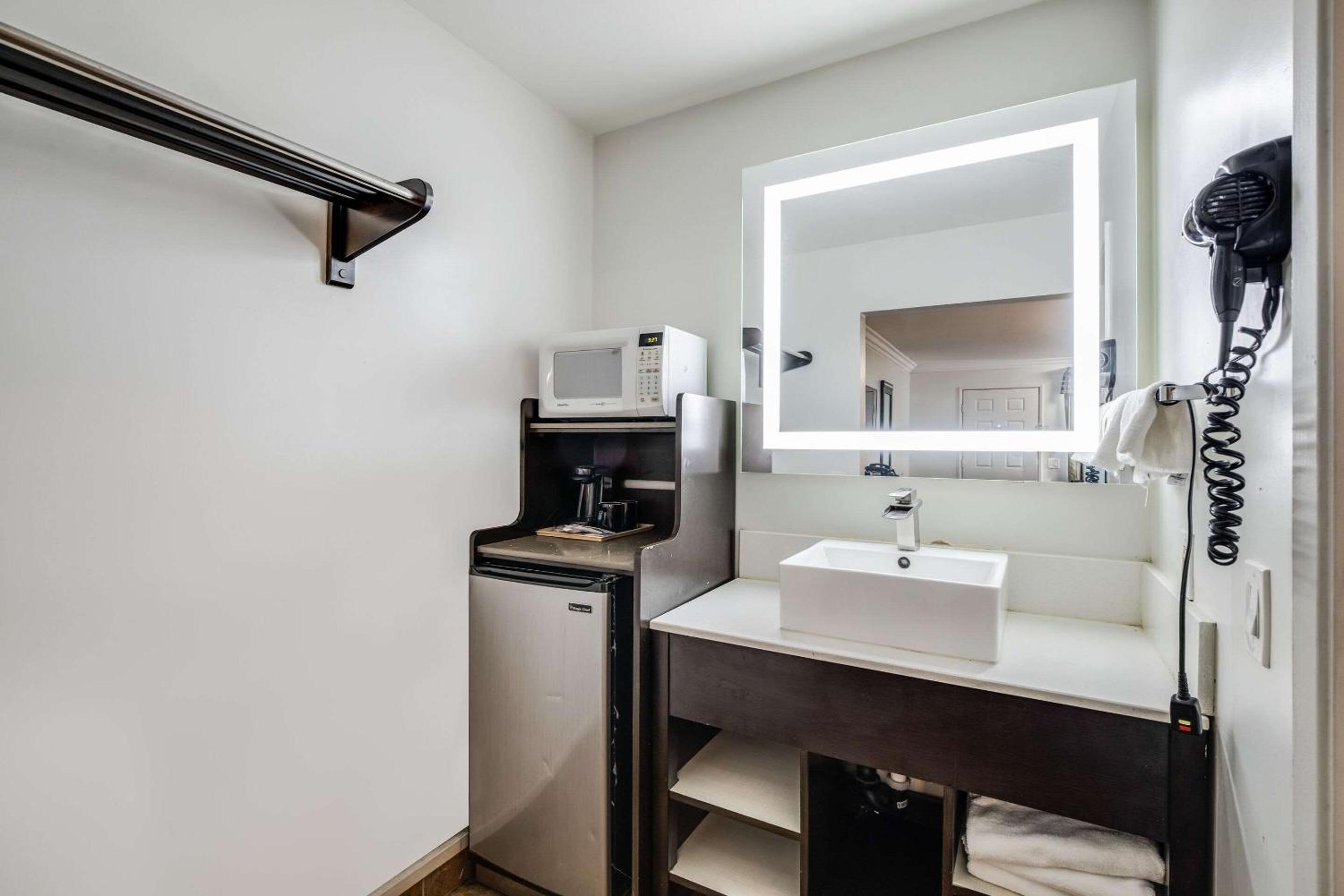 Standard Double Room with Two Double Beds - Non-Smoking photo 2