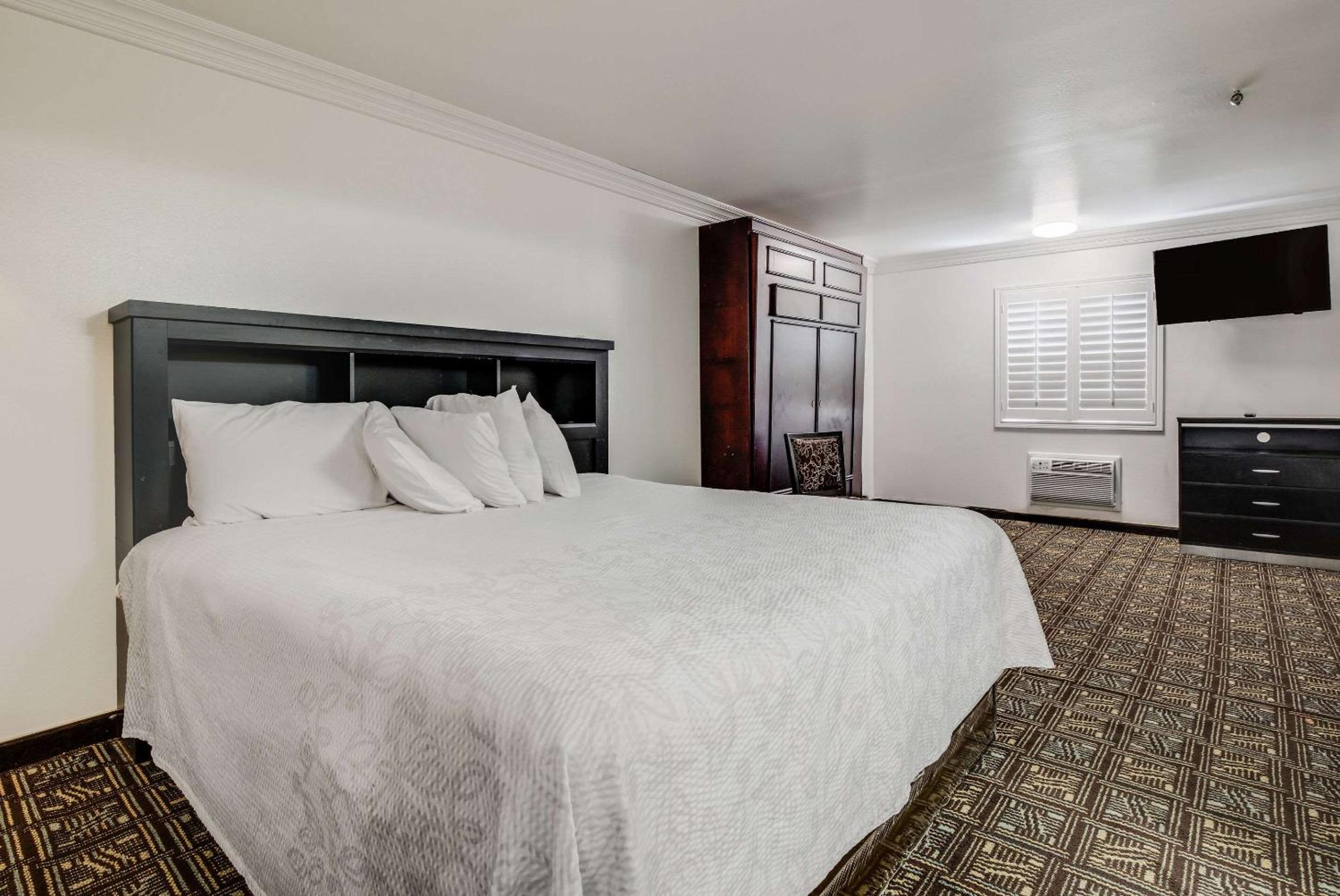 King Suite - Non-Smoking photo 1