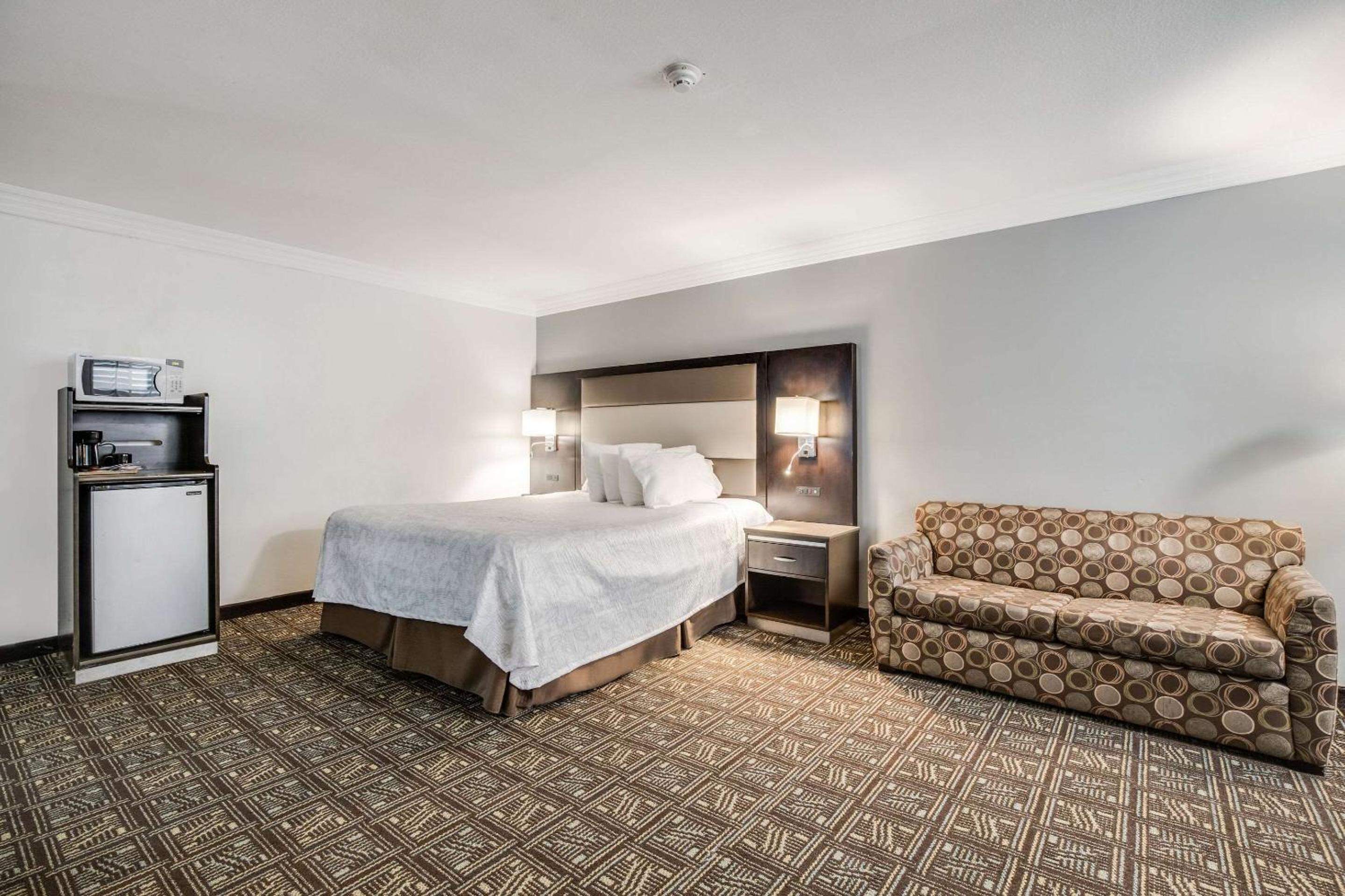 King Suite - Accessible/Non-Smoking photo 1