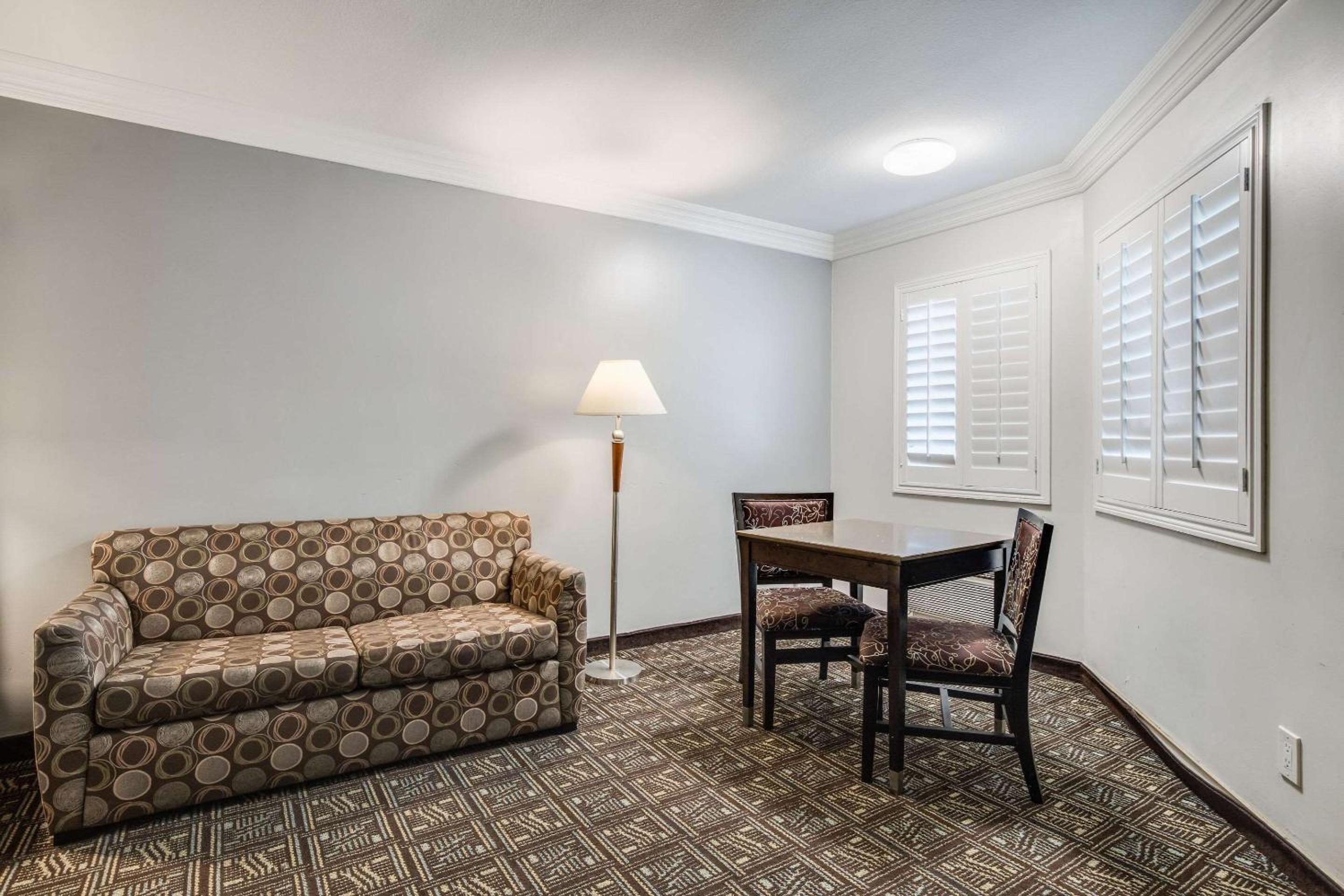 King Suite - Accessible/Non-Smoking photo 2