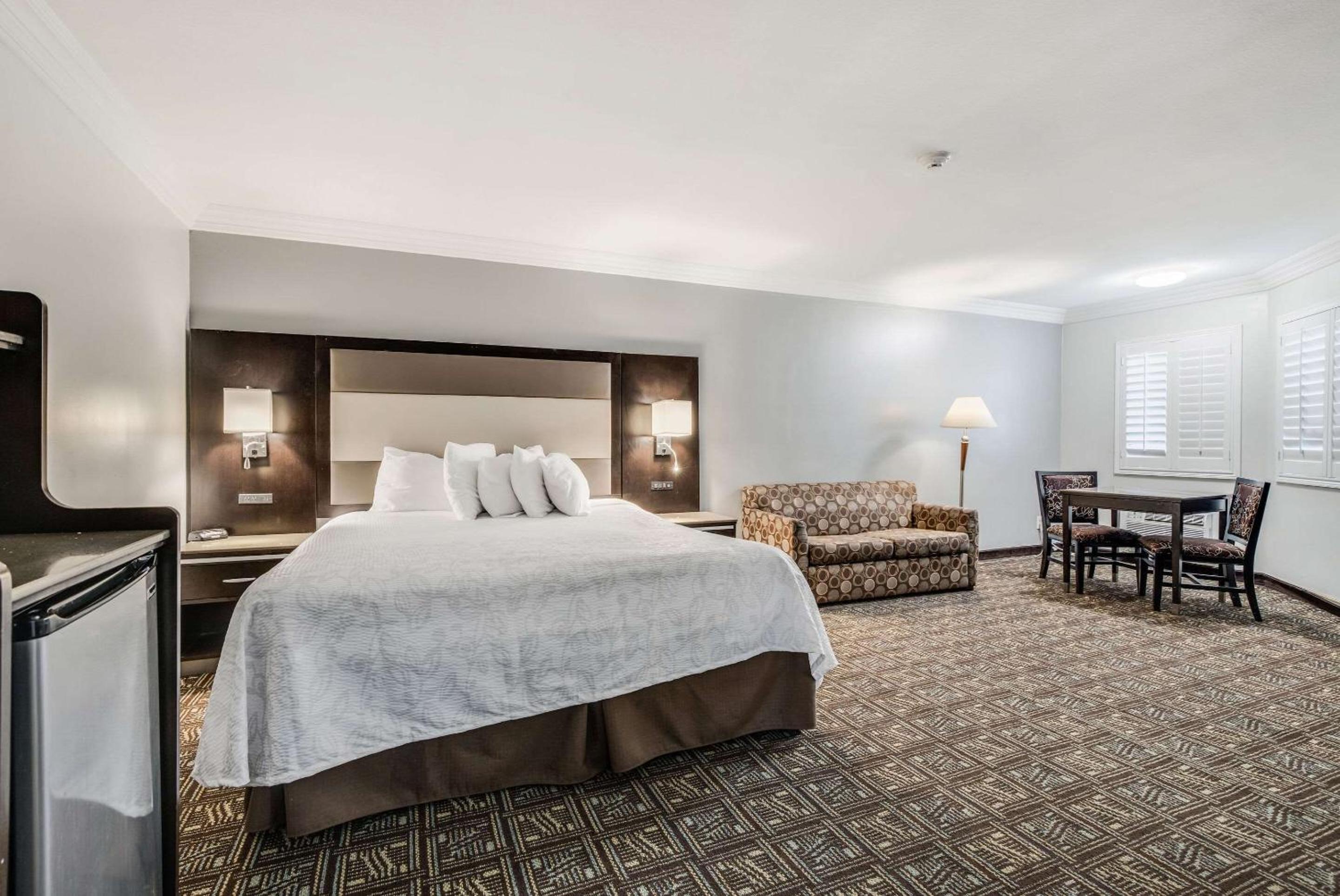 King Suite - Accessible/Non-Smoking photo 3