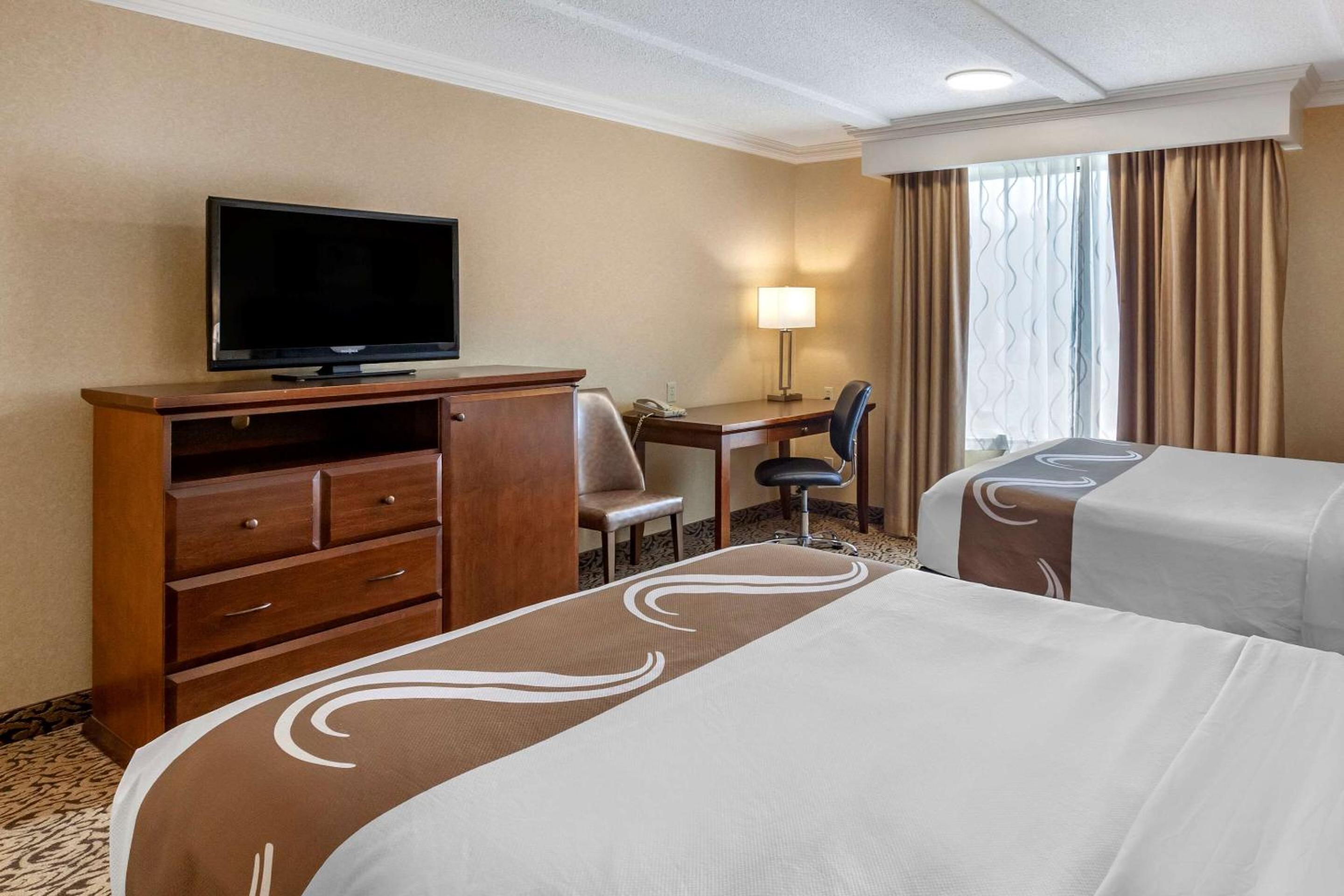 Queen Room with Two Queen Beds - Non-Smoking - Photo 7