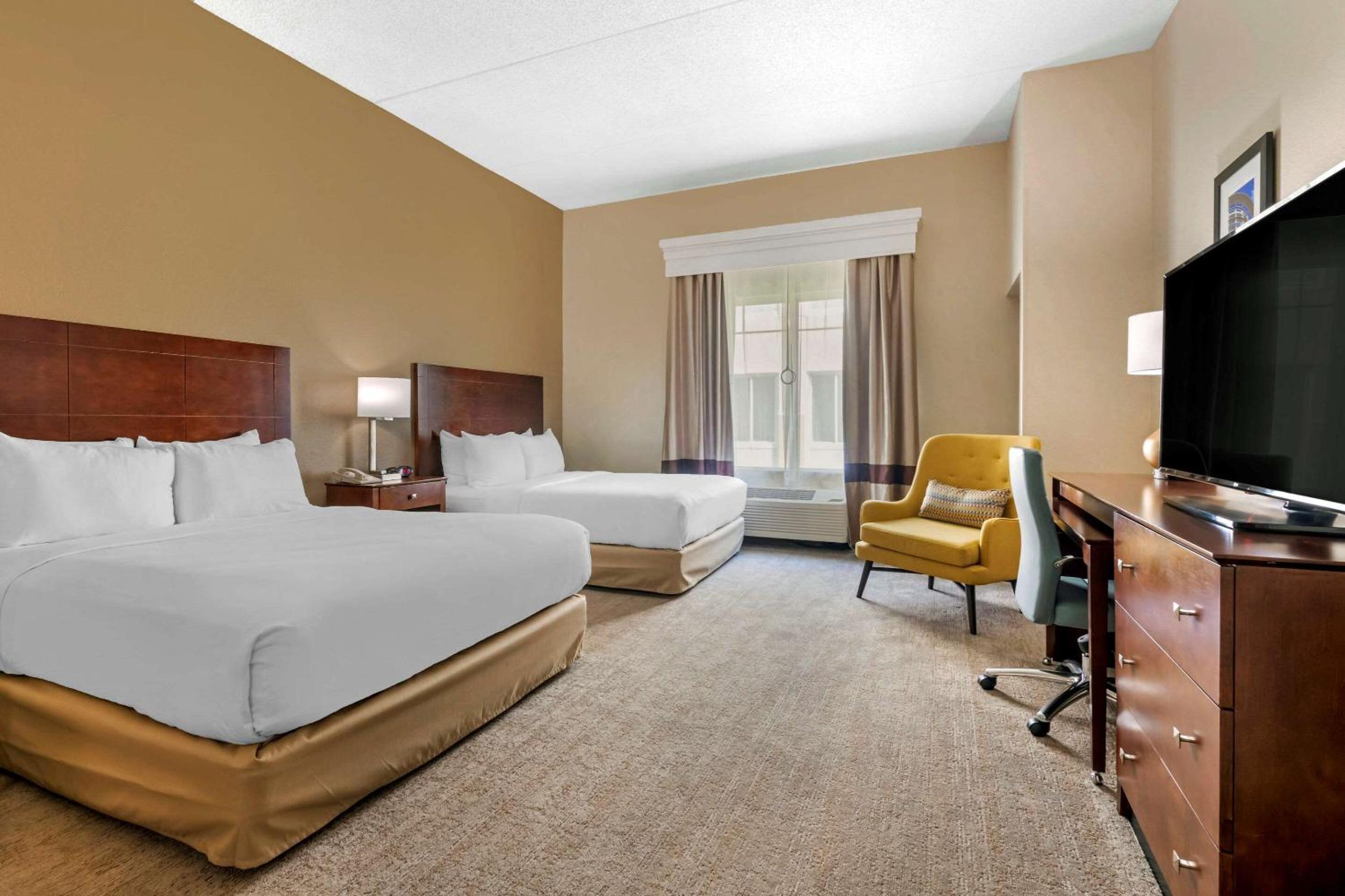Queen Room with Two Queen Beds and Roll-In Shower - Accessible/Non-Smoking photo 3
