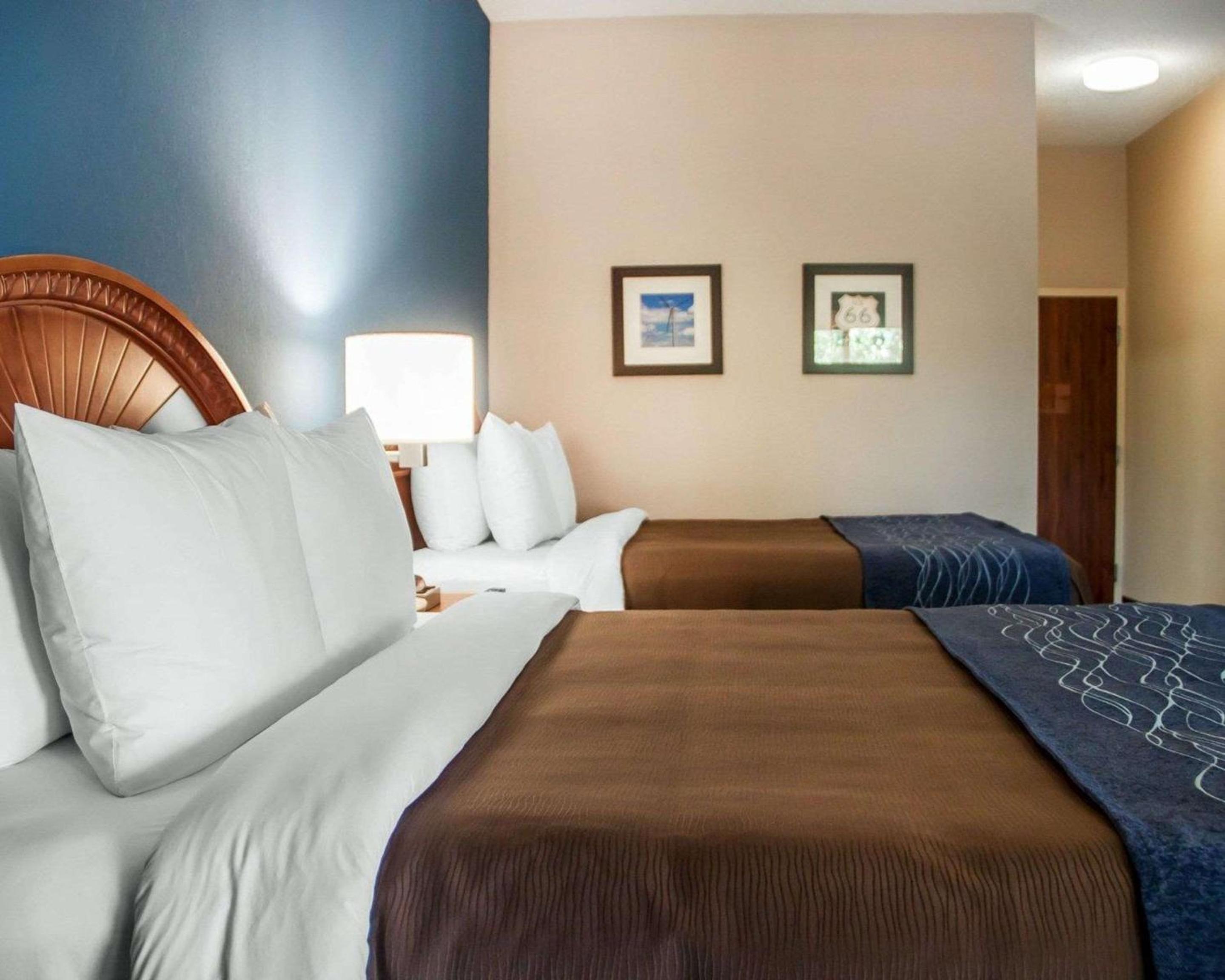 Queen Room With Two Queen Beds - Non-Smoking - Photo 2
