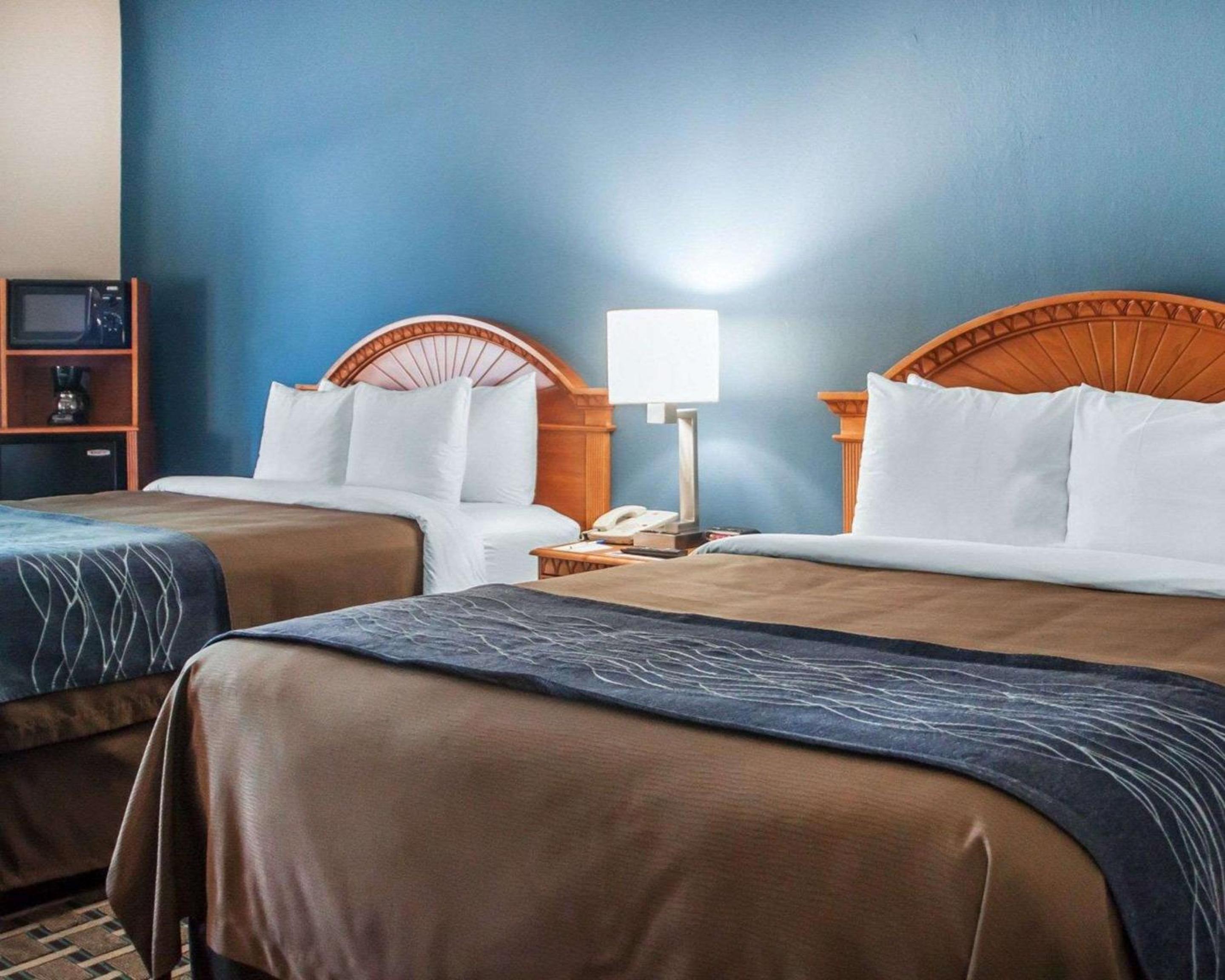 Queen Room With Two Queen Beds - Non-Smoking - Photo 3