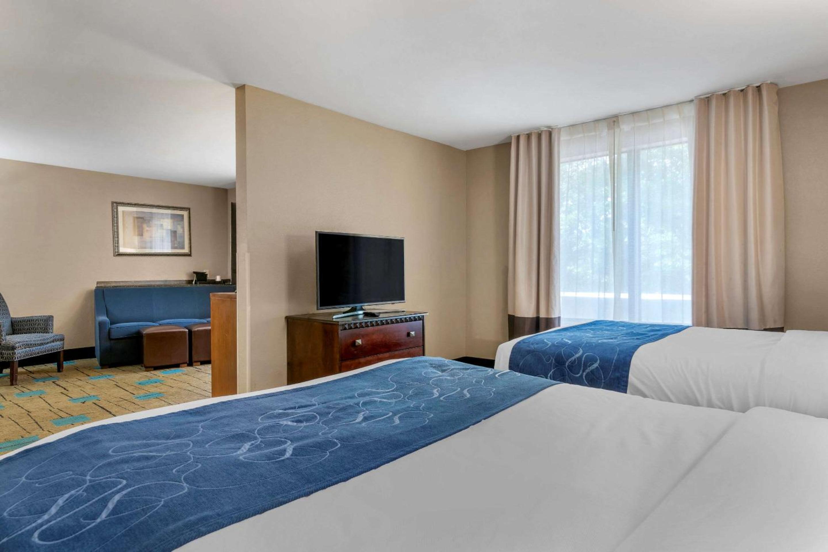 Queen Suite with Two Queen Beds and Accessible Tub - Accessible/Non-Smoking - Photo 4