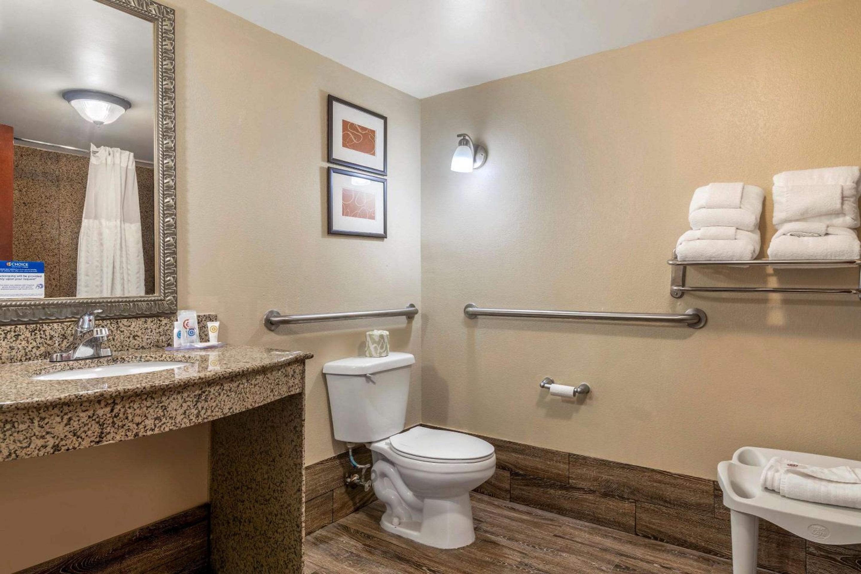 Queen Suite with Two Queen Beds and Accessible Tub - Accessible/Non-Smoking - Photo 3