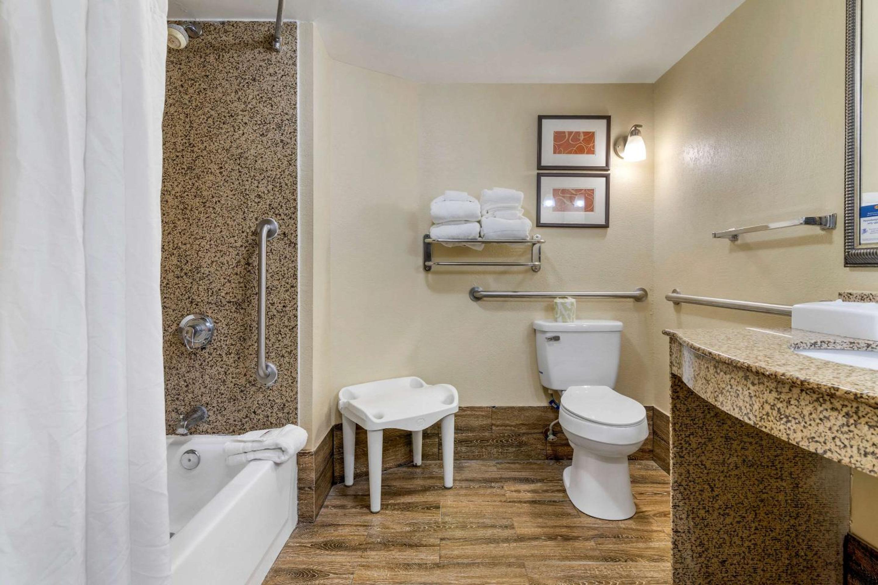 Queen Suite with Spa Bath - Photo 8