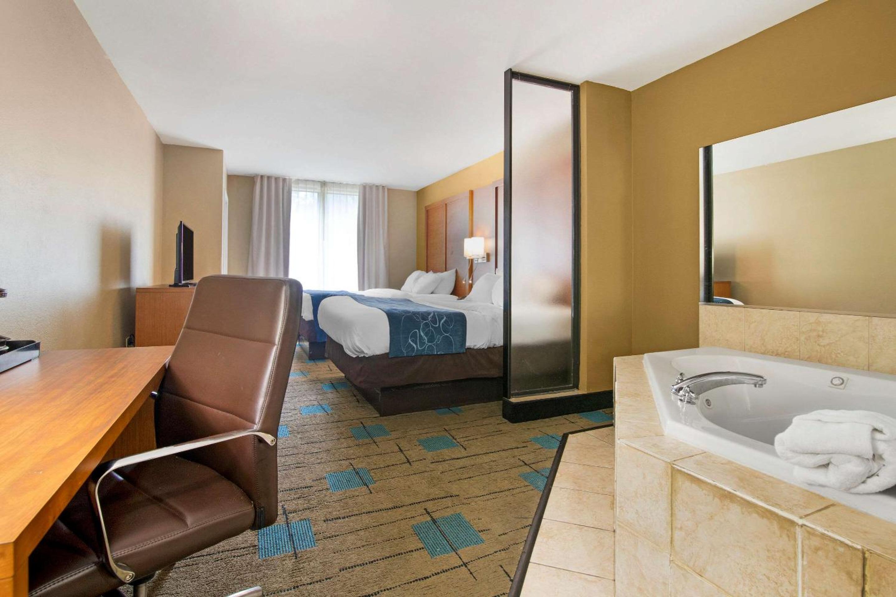 King Suite with Whirlpool - Non-smoking photo 2