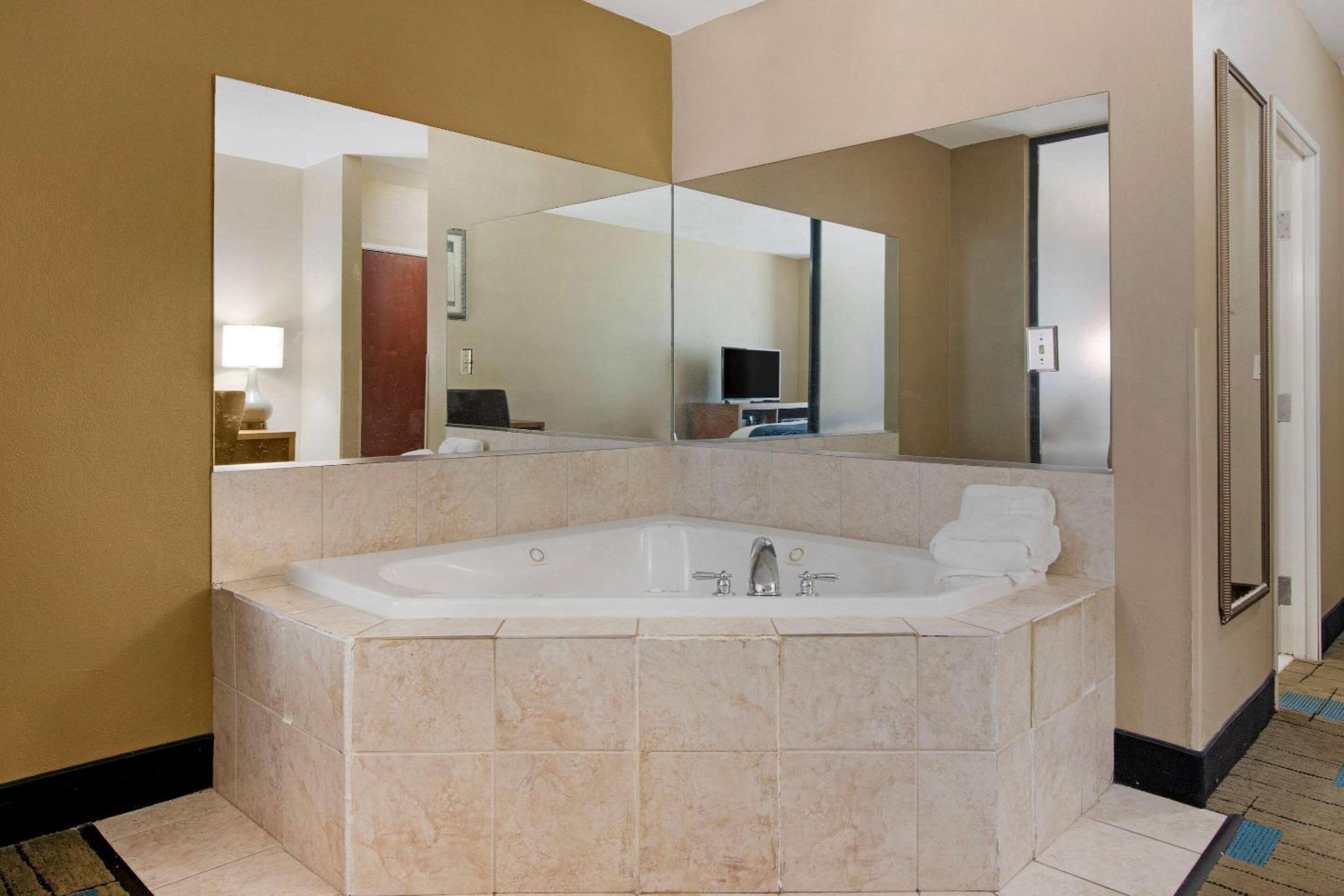 King Suite with Whirlpool - Non-smoking photo 3