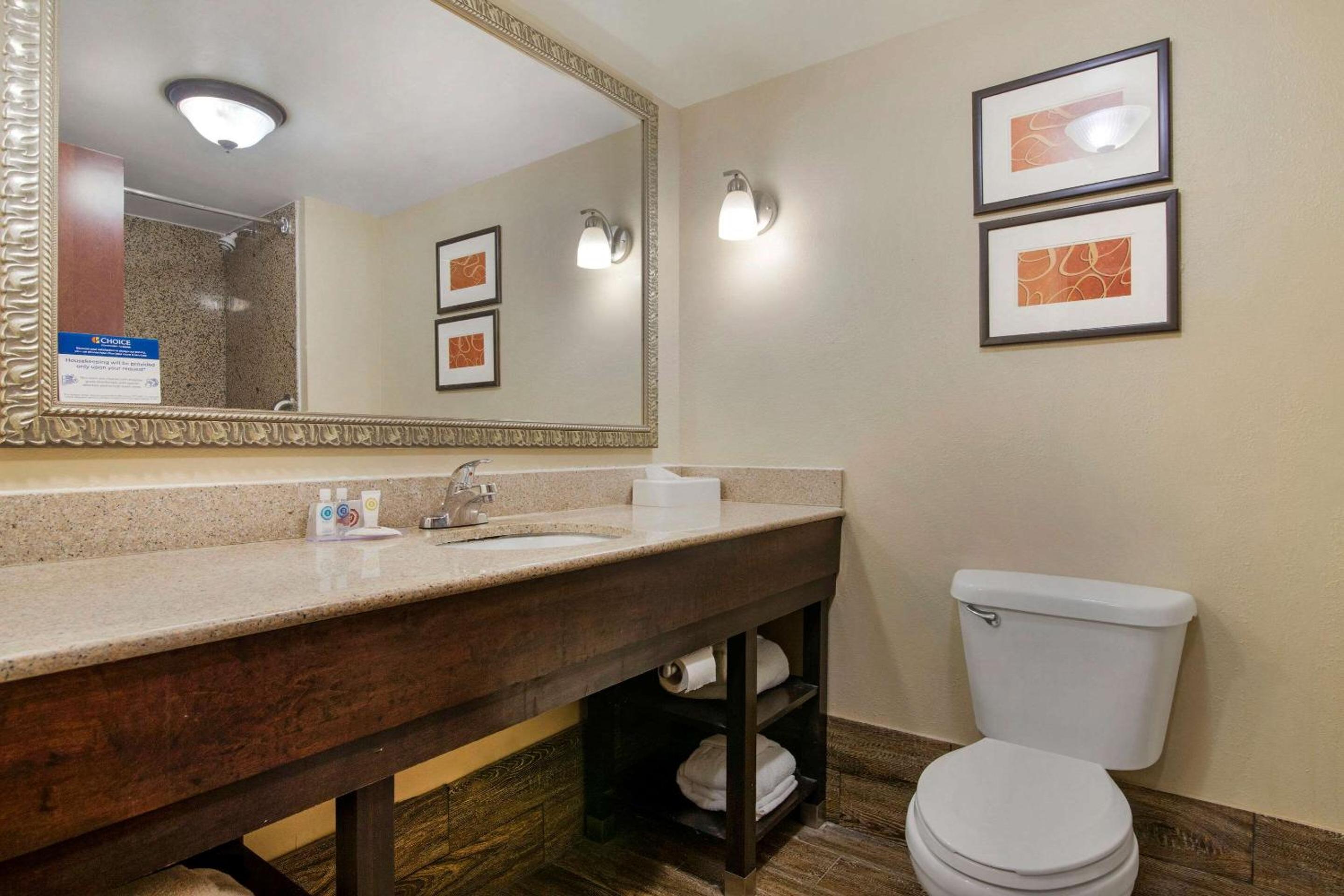 King Suite with Whirlpool - Non-smoking photo 2