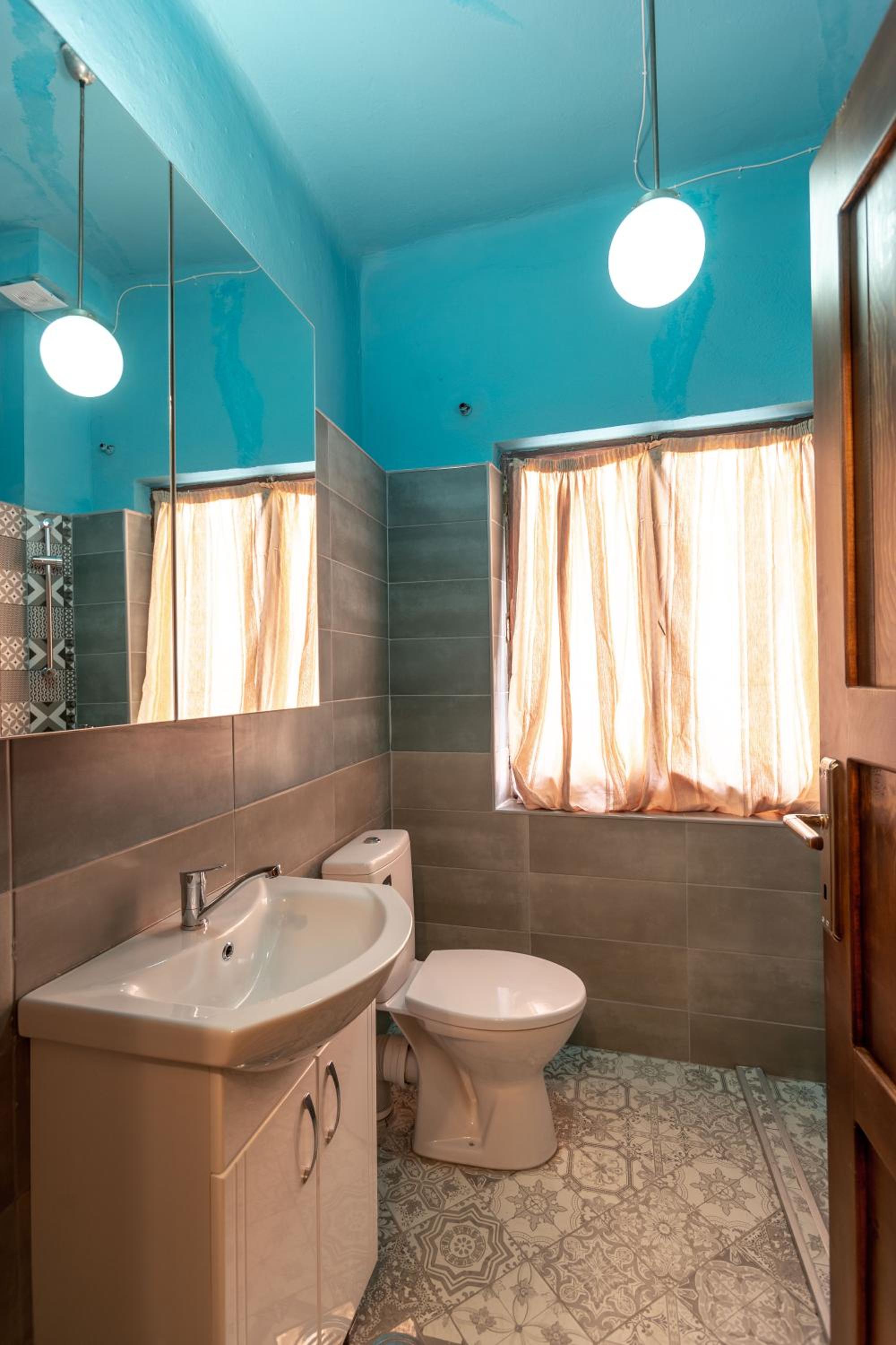 Family Room with Shared Bathroom photo 2