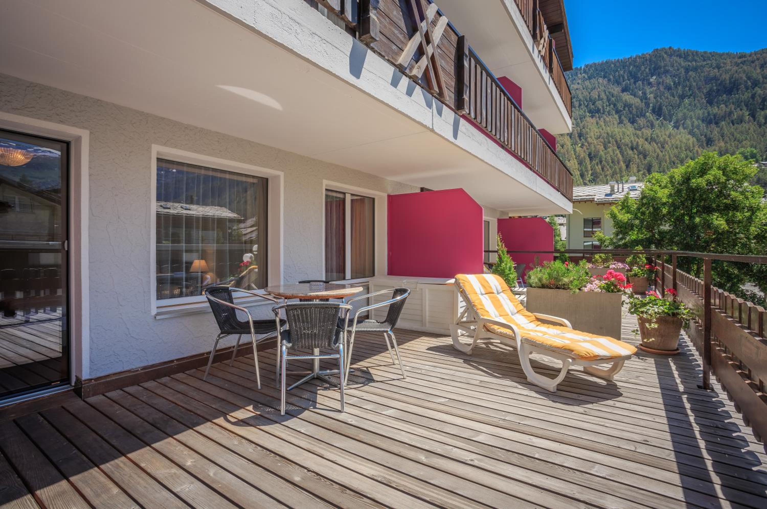 Two-Bedroom Apartment with Matterhorn view photo 2