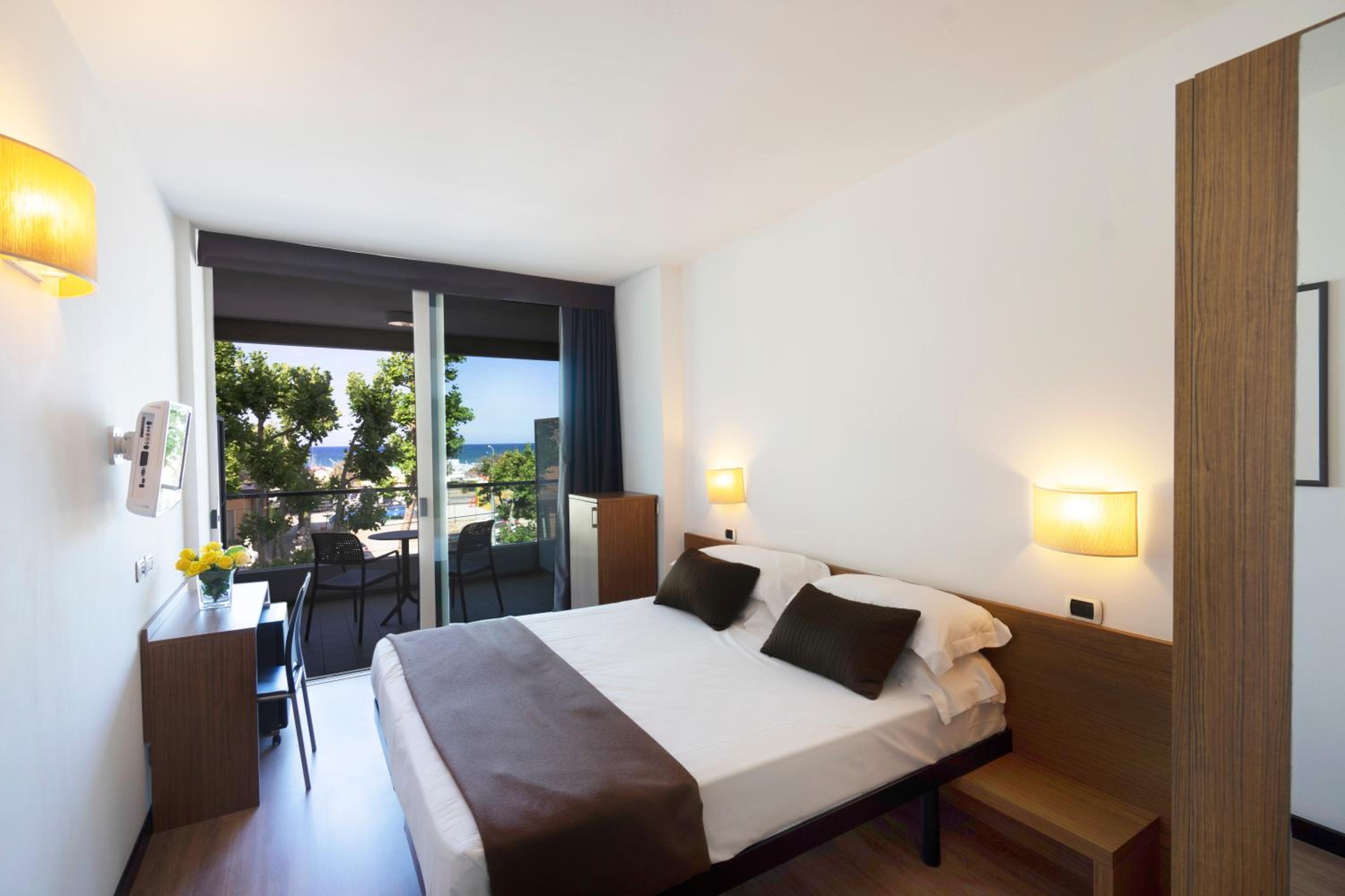 Double Room with Balcony - Photo 3