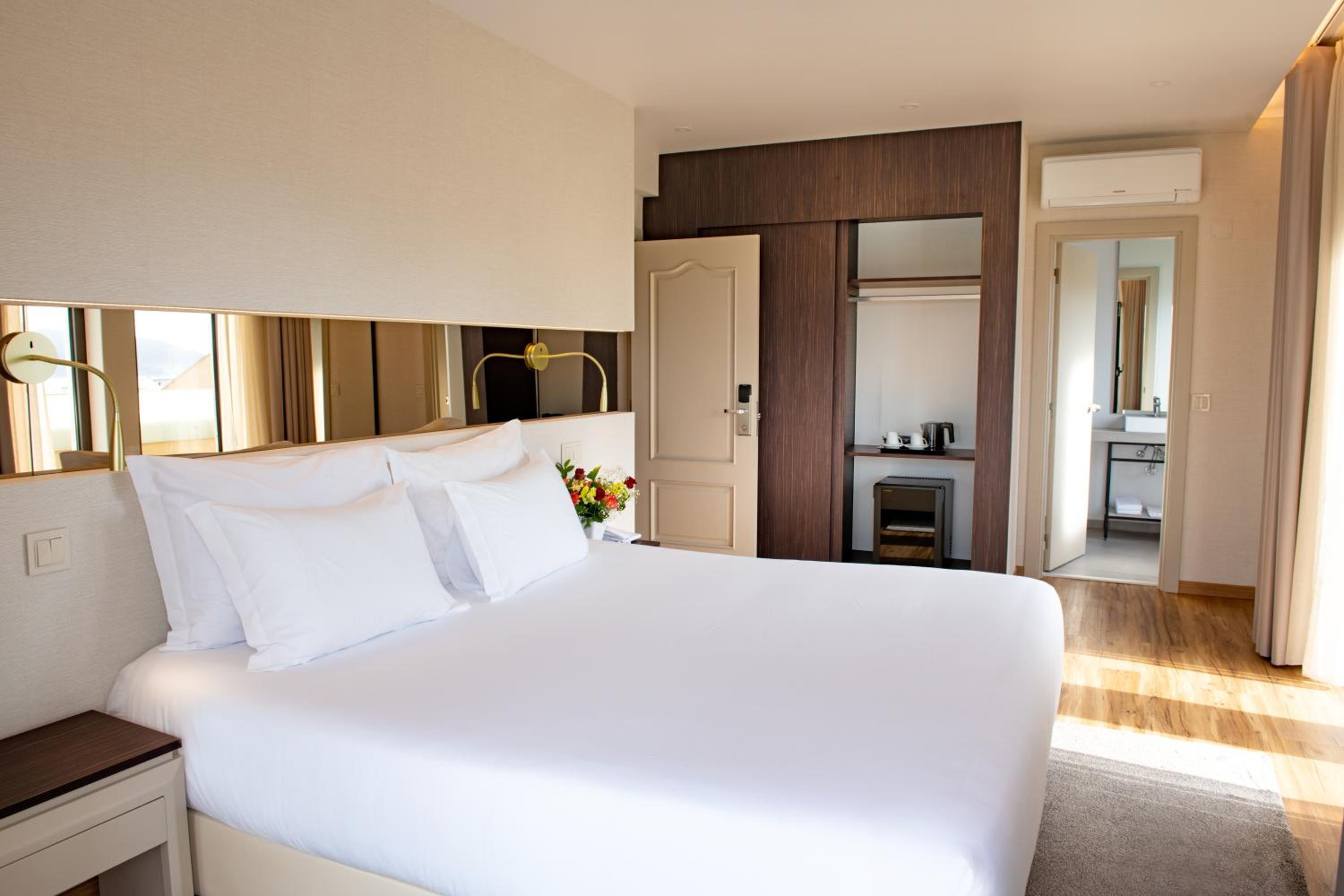 Suite - Photo 1