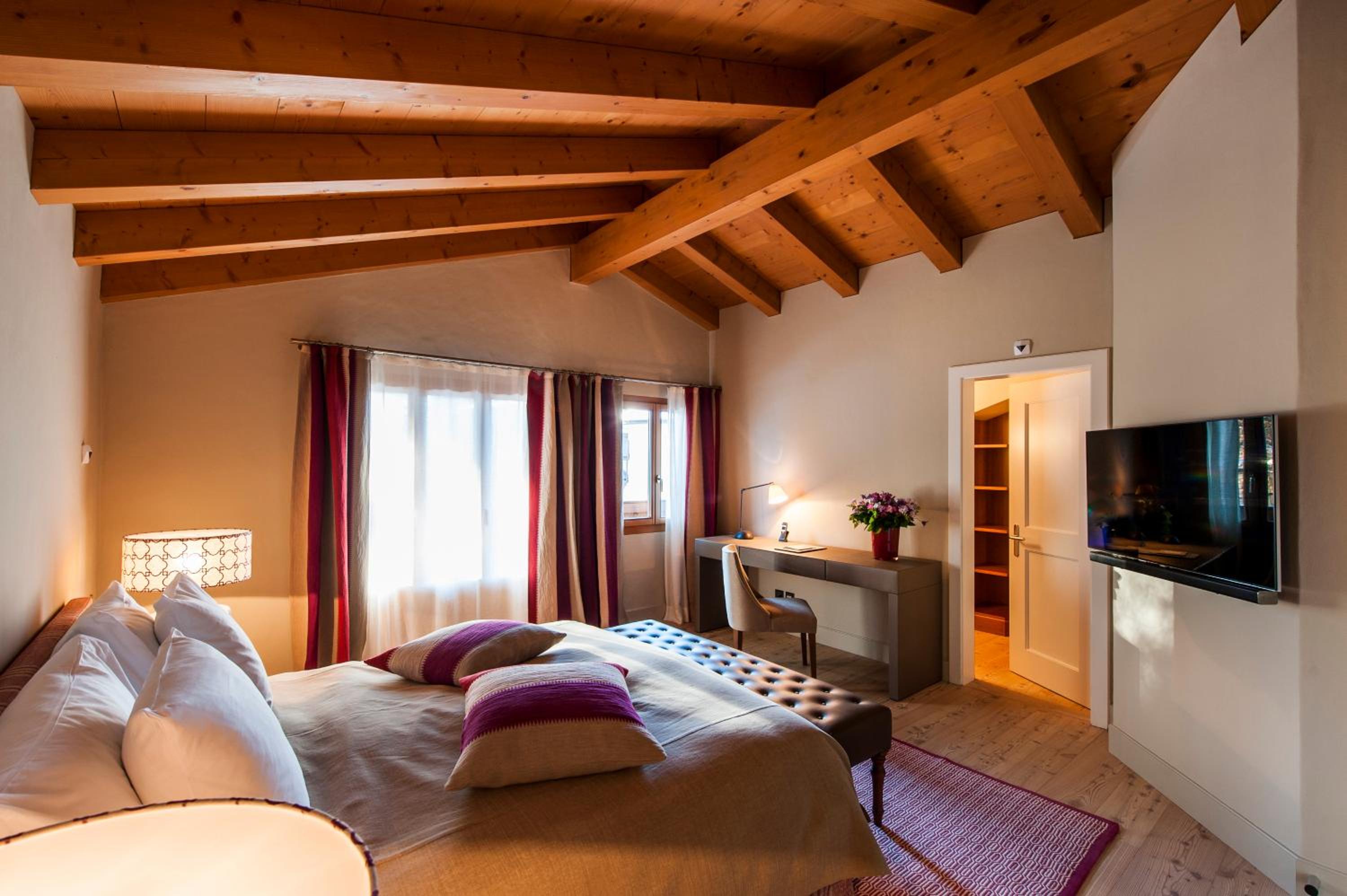 Suite with Mountain View and Balcony  - Photo 1
