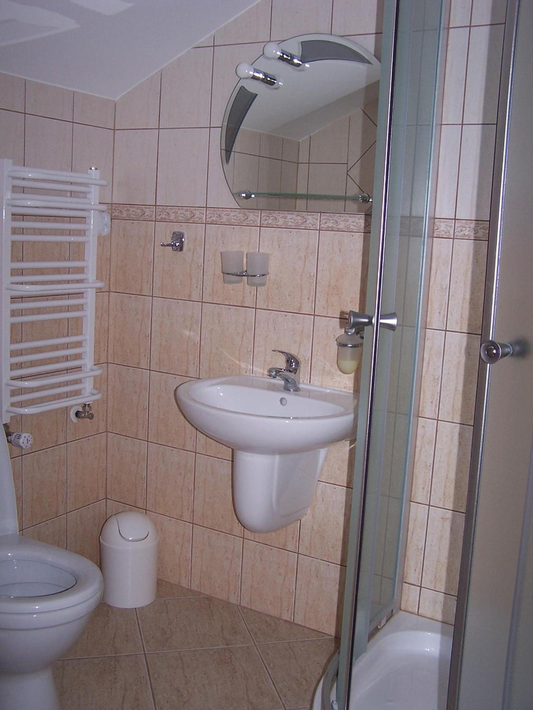 Twin Room with Private Bathroom - Photo 3
