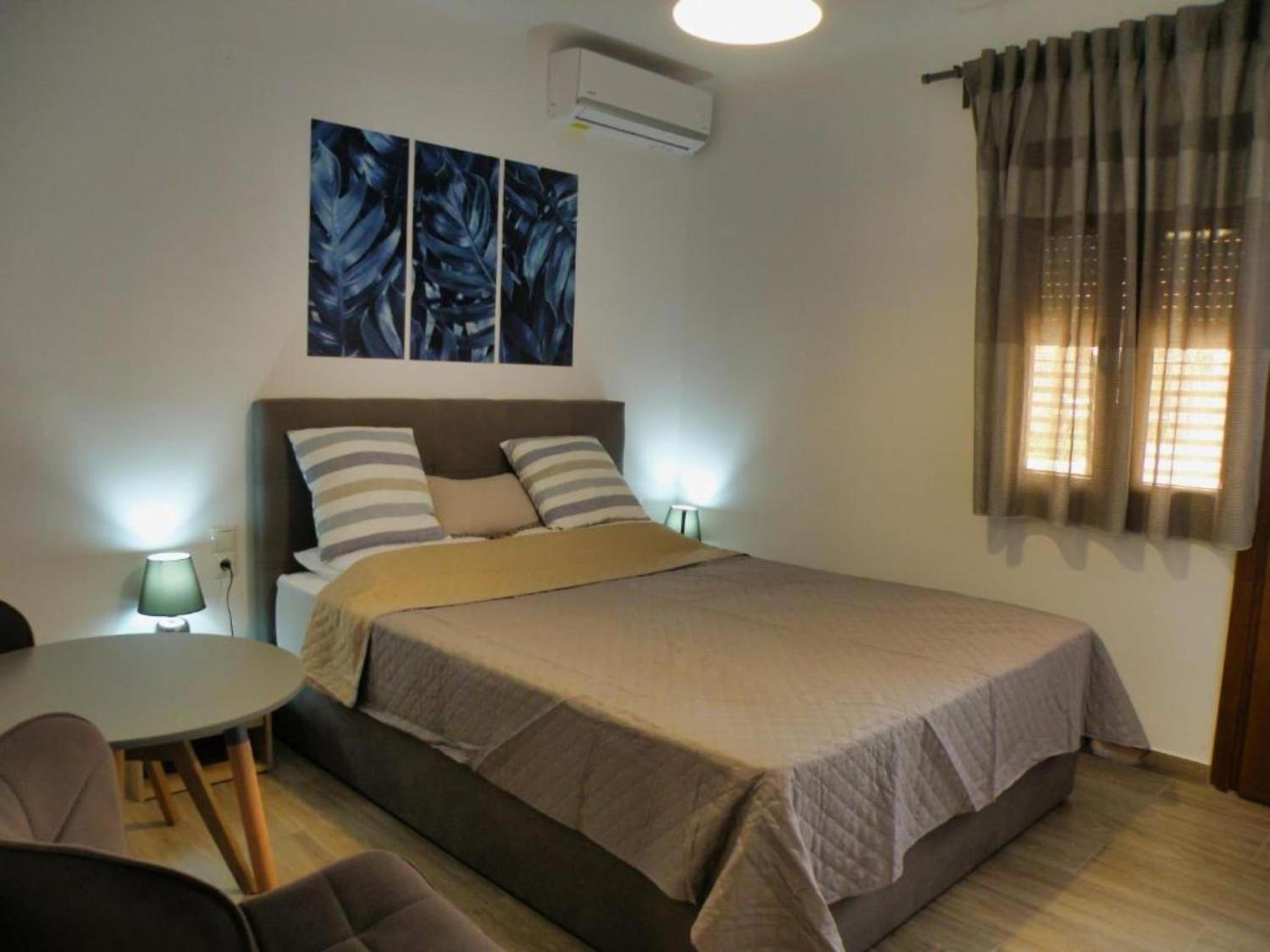 One-Bedroom Apartment - Photo 12