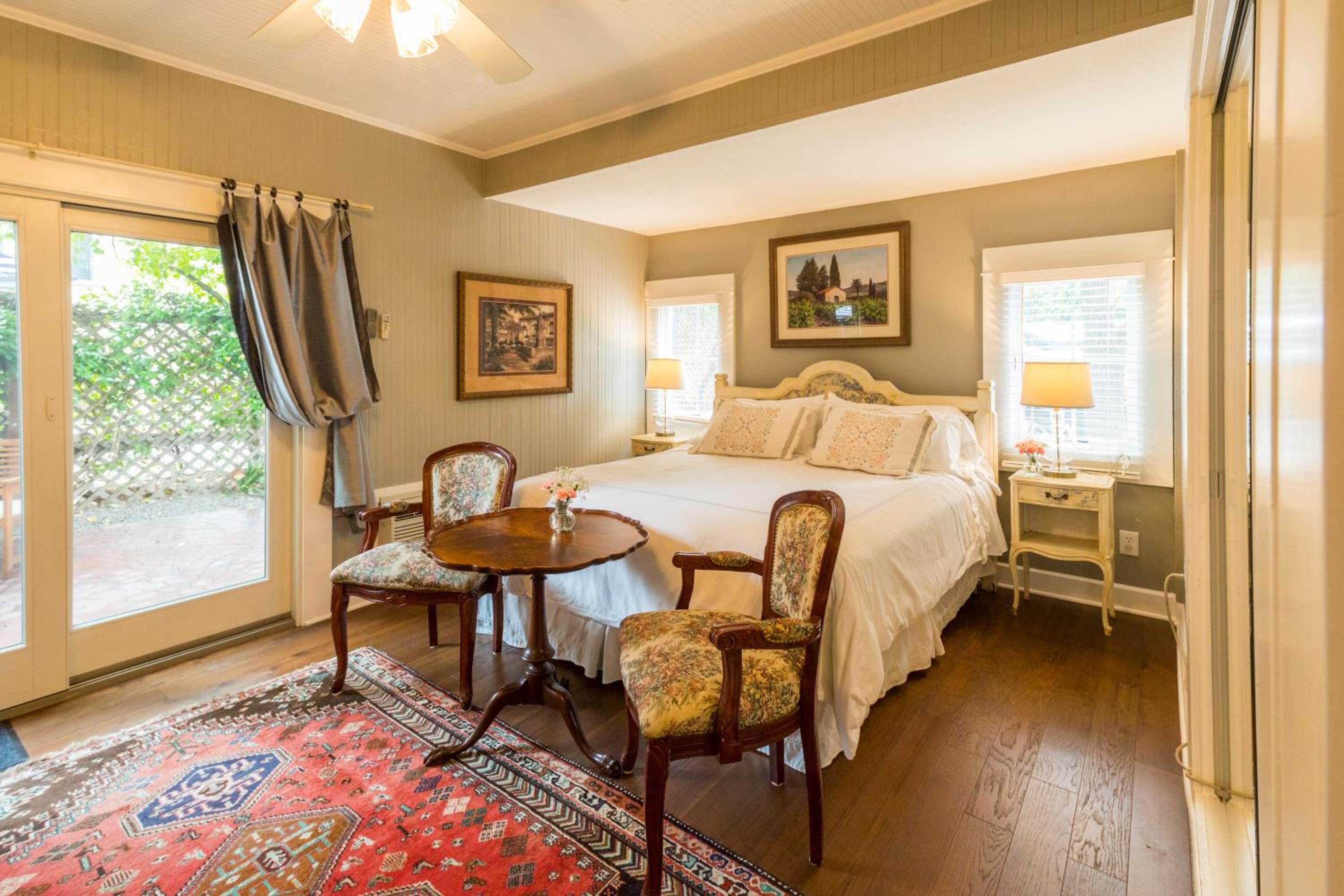 Deluxe King Room photo 1