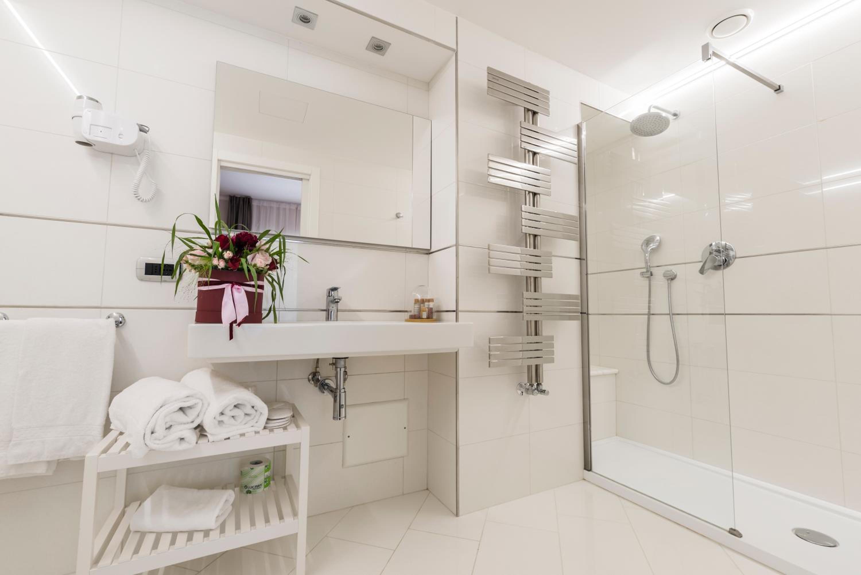 Suite with Spa Access - Photo 6