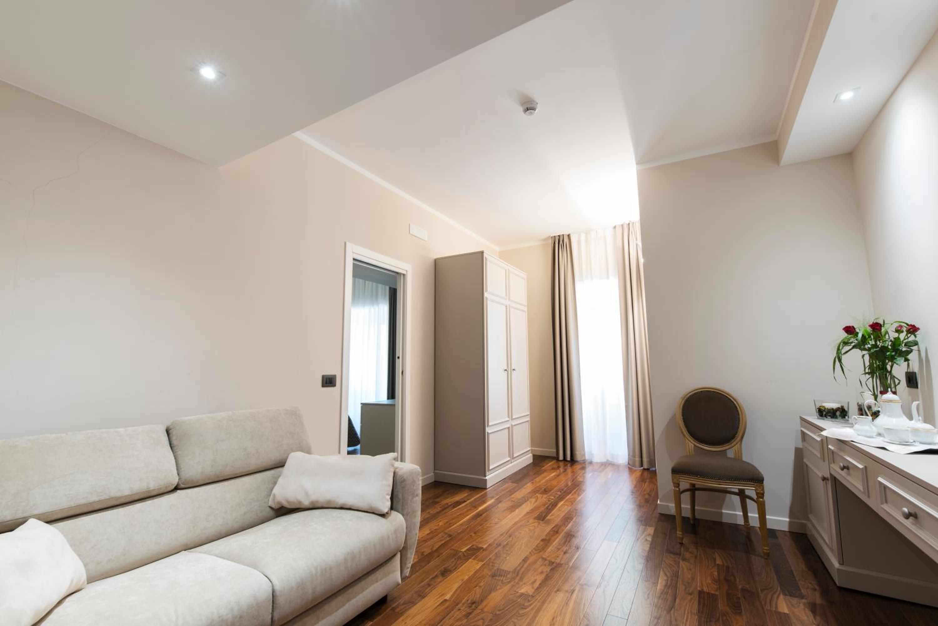 Suite with Spa Access - Photo 7