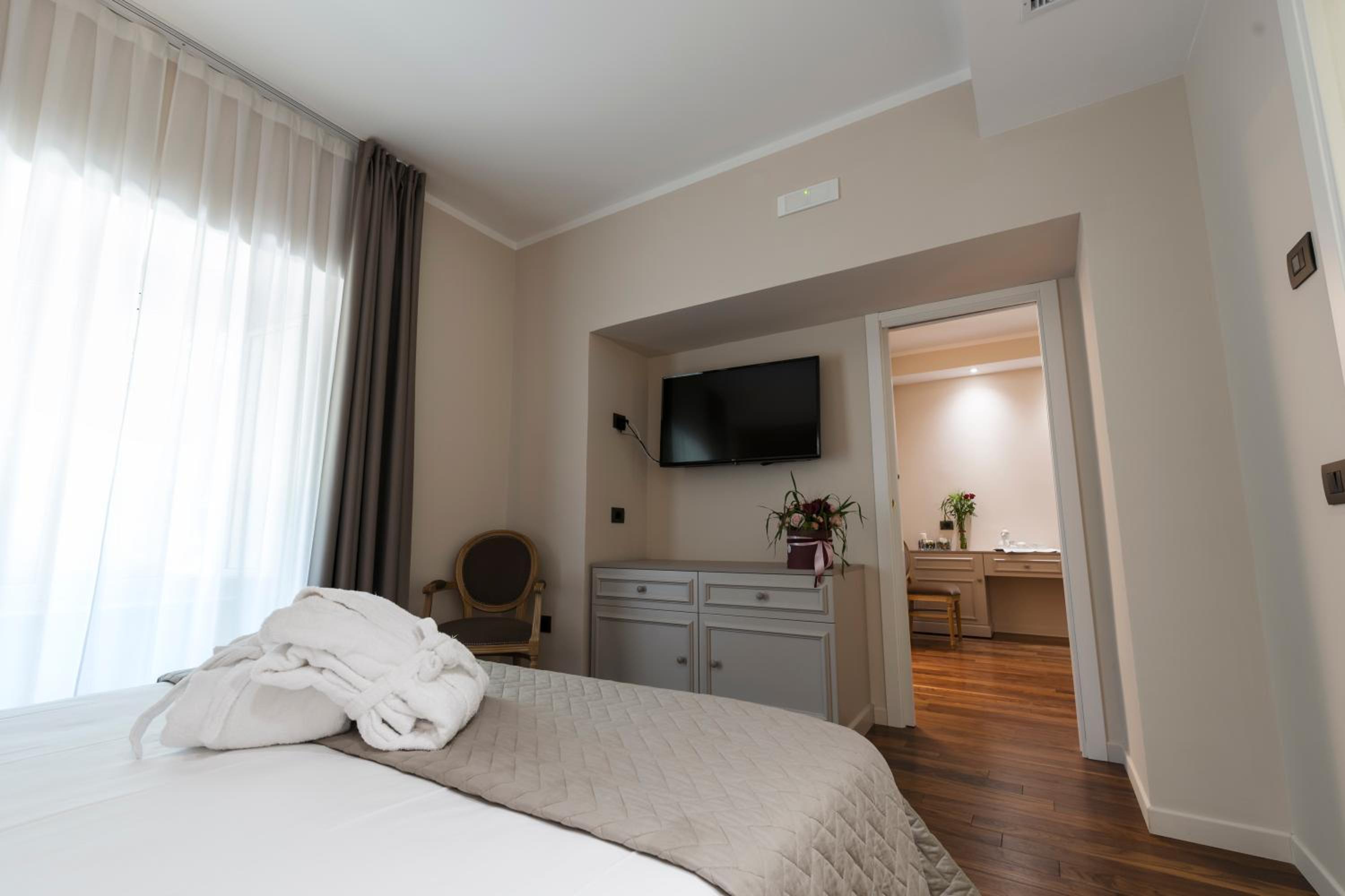 Suite with Spa Access - Photo 5