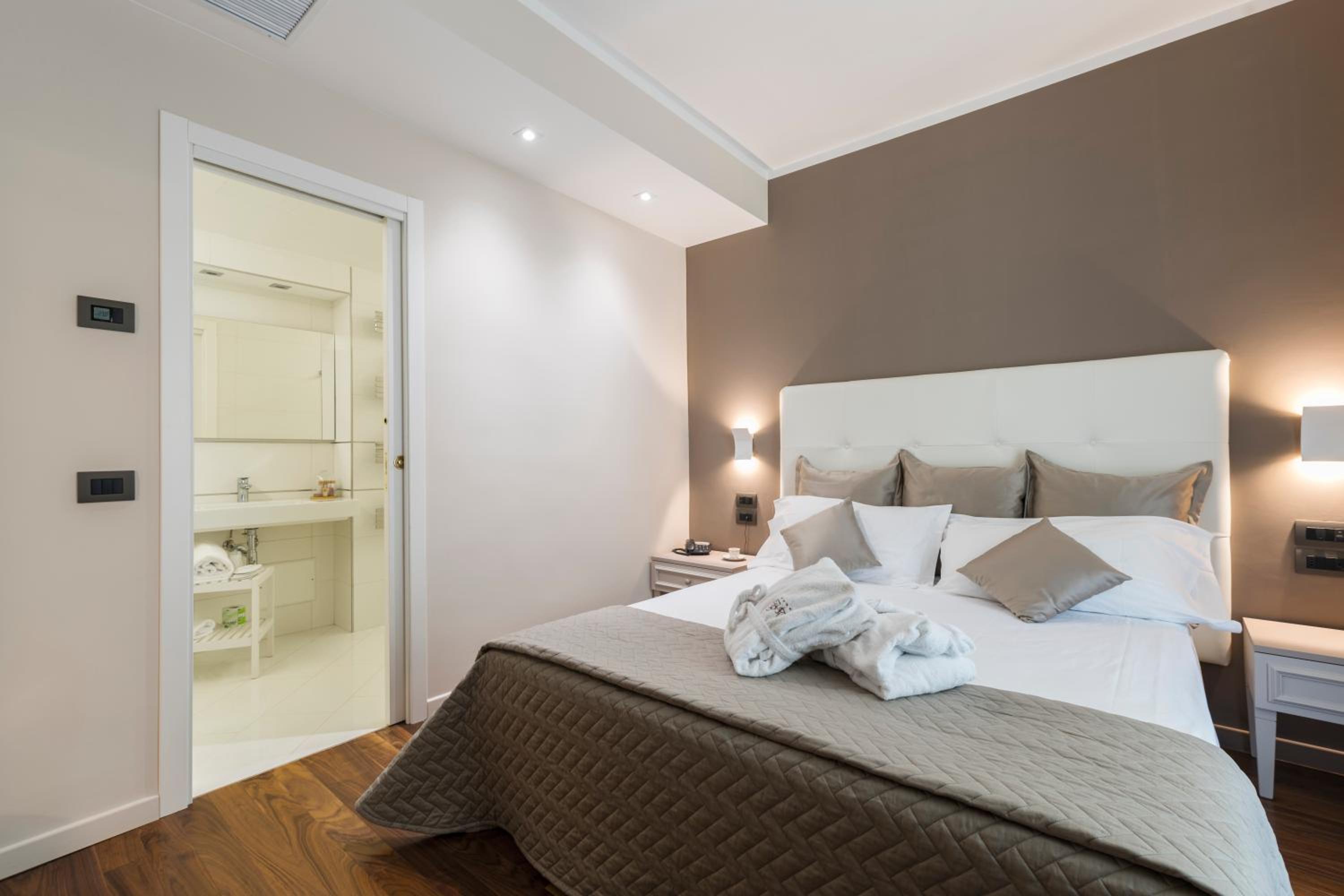 Suite with Spa Access - Photo 4