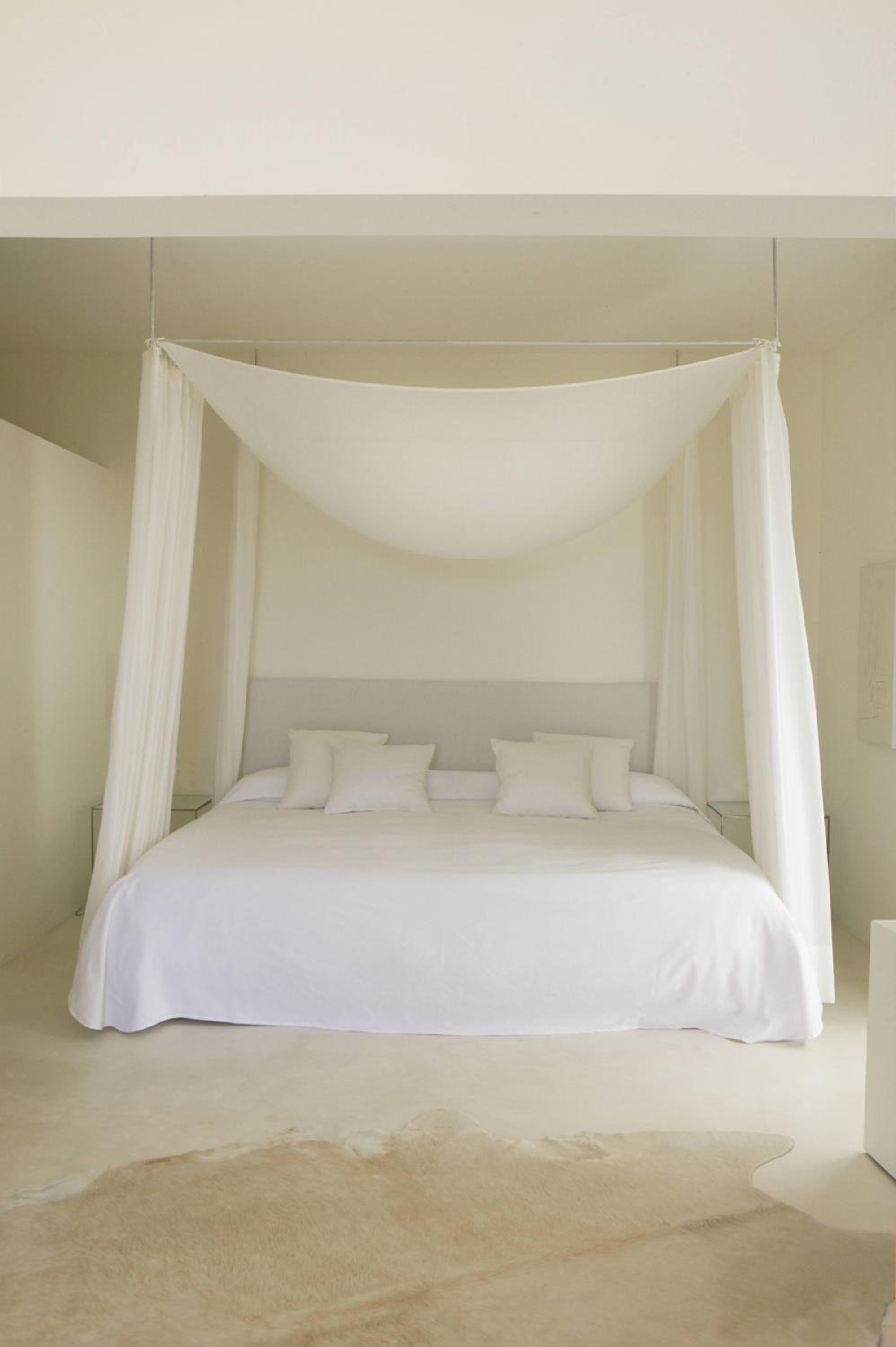 Deluxe Suite with Spa Bath Deluxe Suite with Spa Bath
