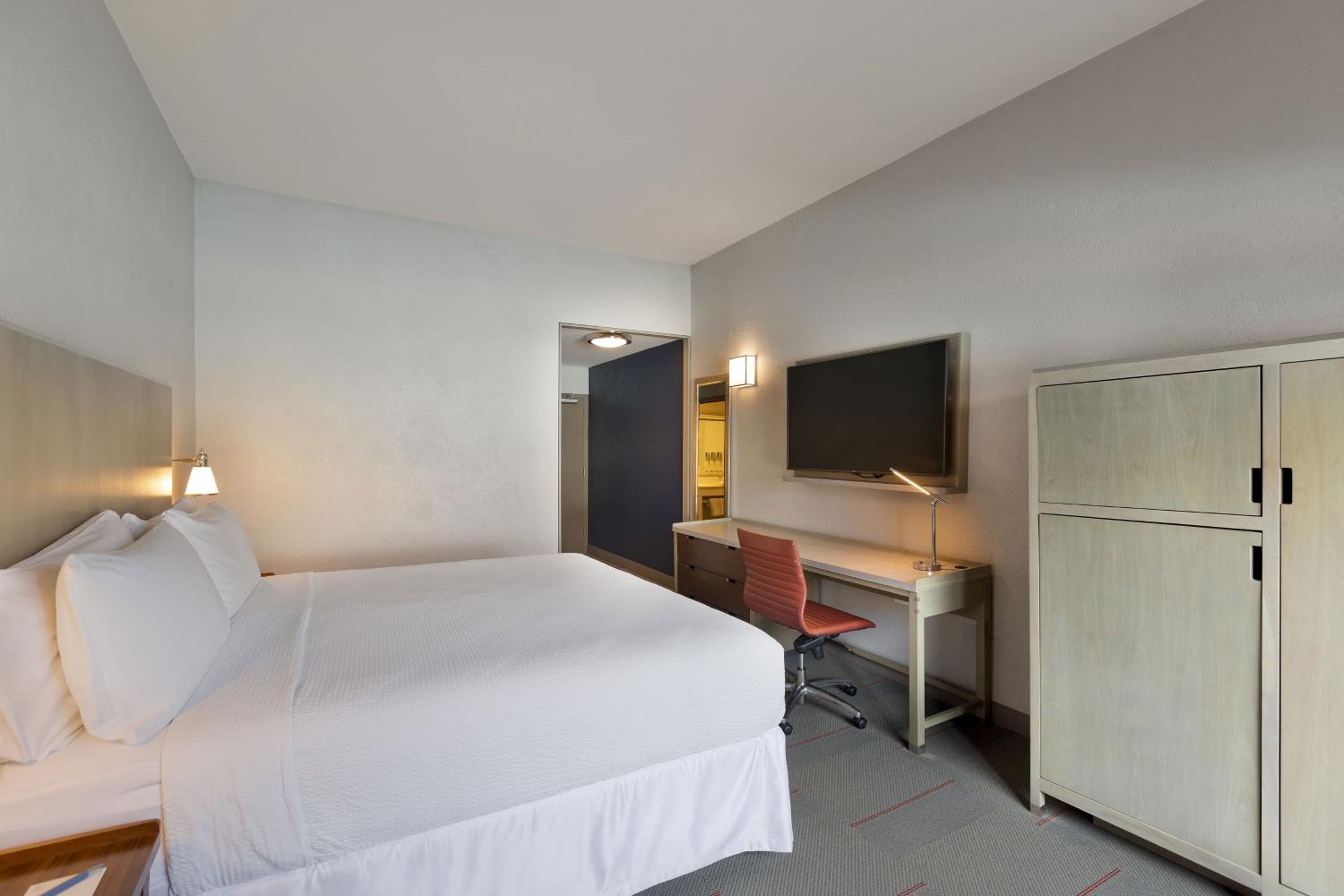 Standard Room, 1 King - Photo 4