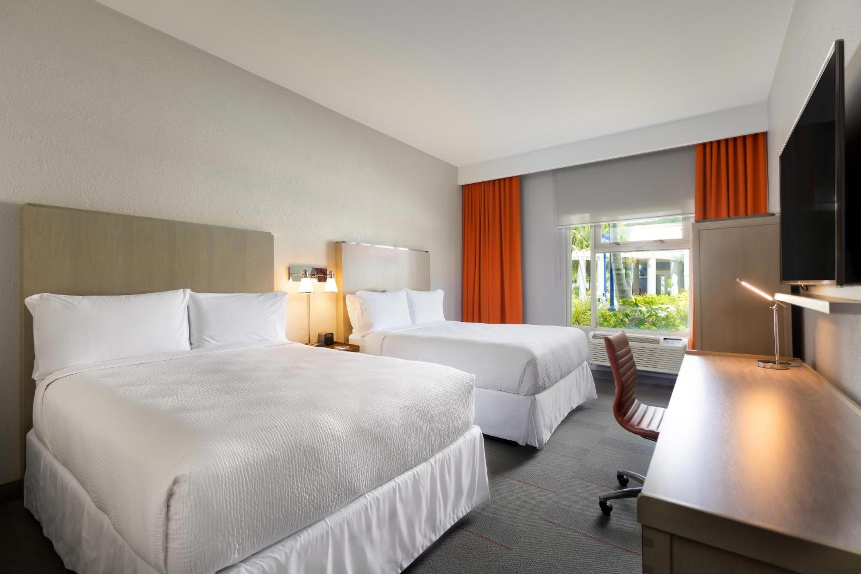 Deluxe Pool View Room, 2 Queen Beds - Photo 2