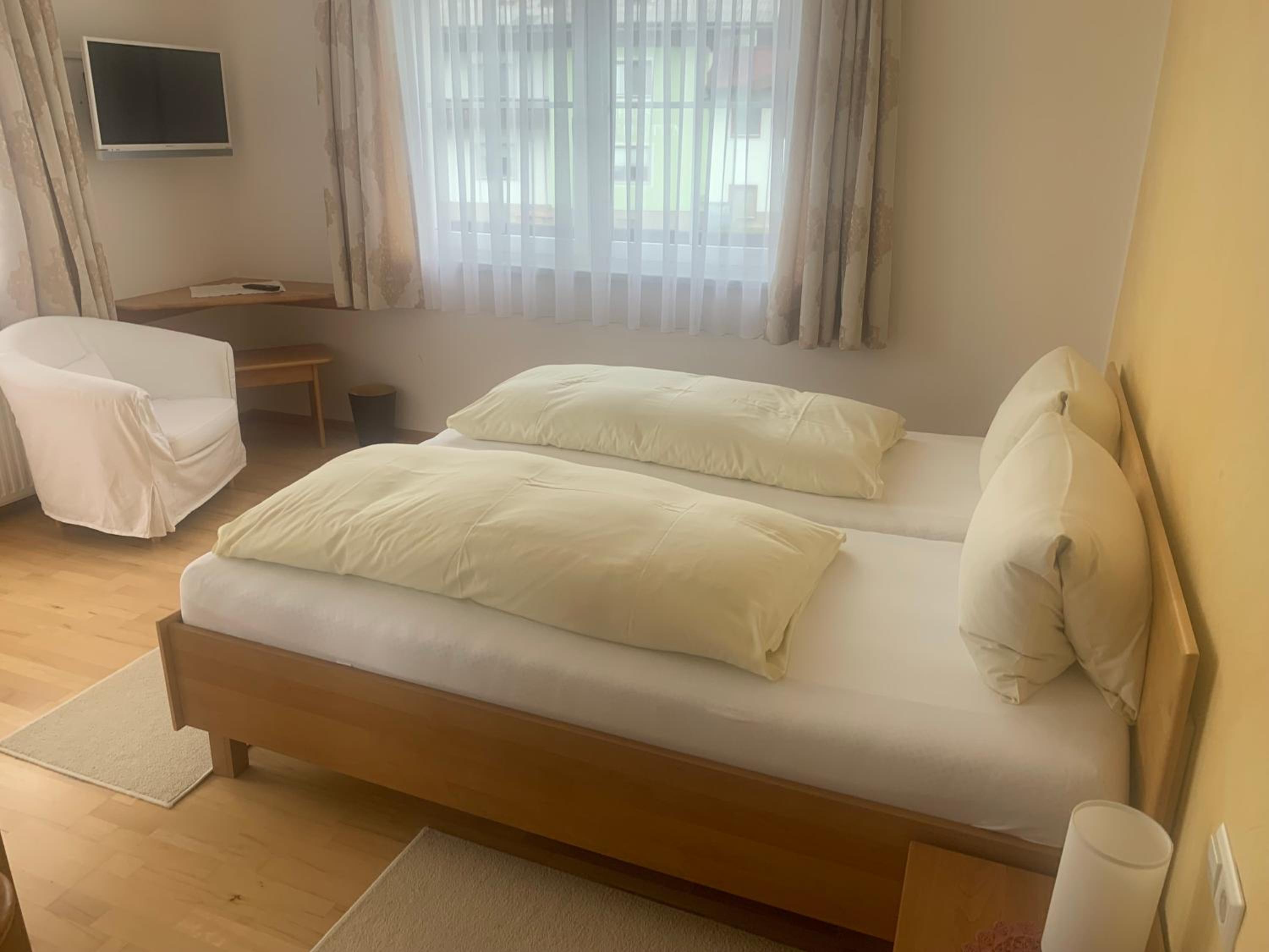 Double Room with Balcony - Photo 4