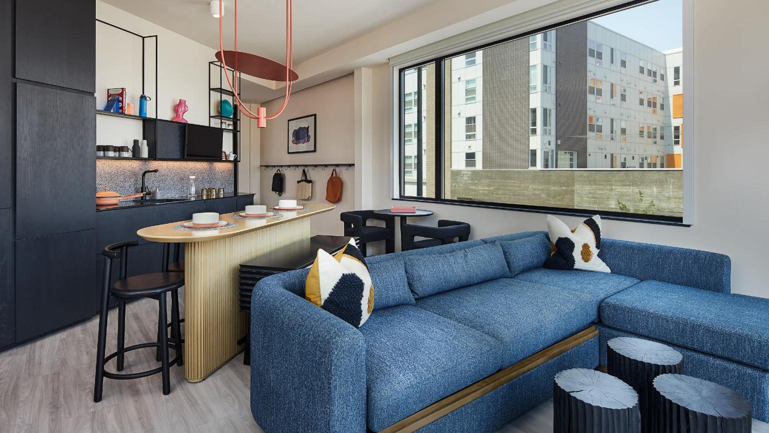 Corner Suite - Photo 1