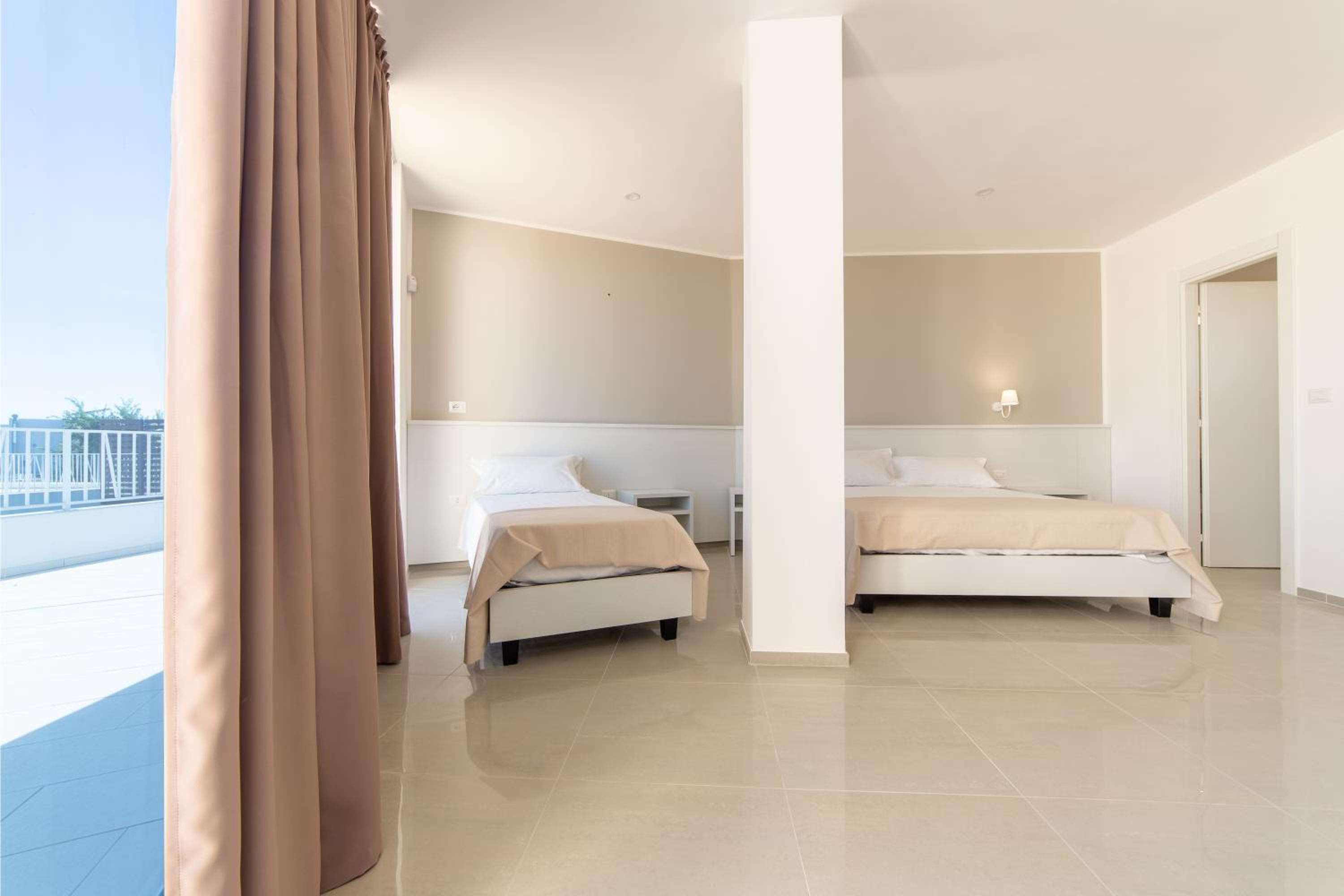 Deluxe Triple Room with Sea View photo 3