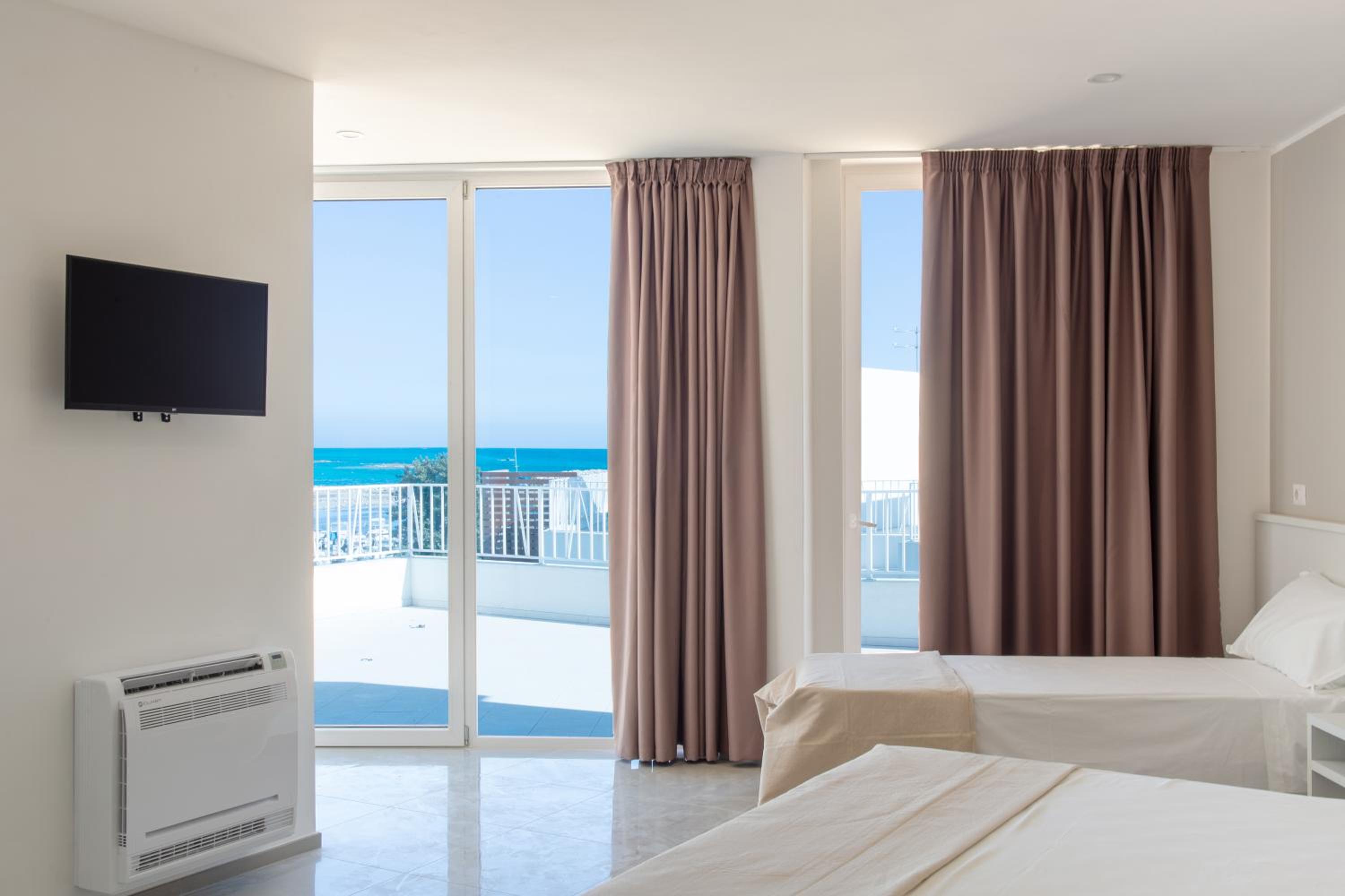 Deluxe Triple Room with Sea View photo 1