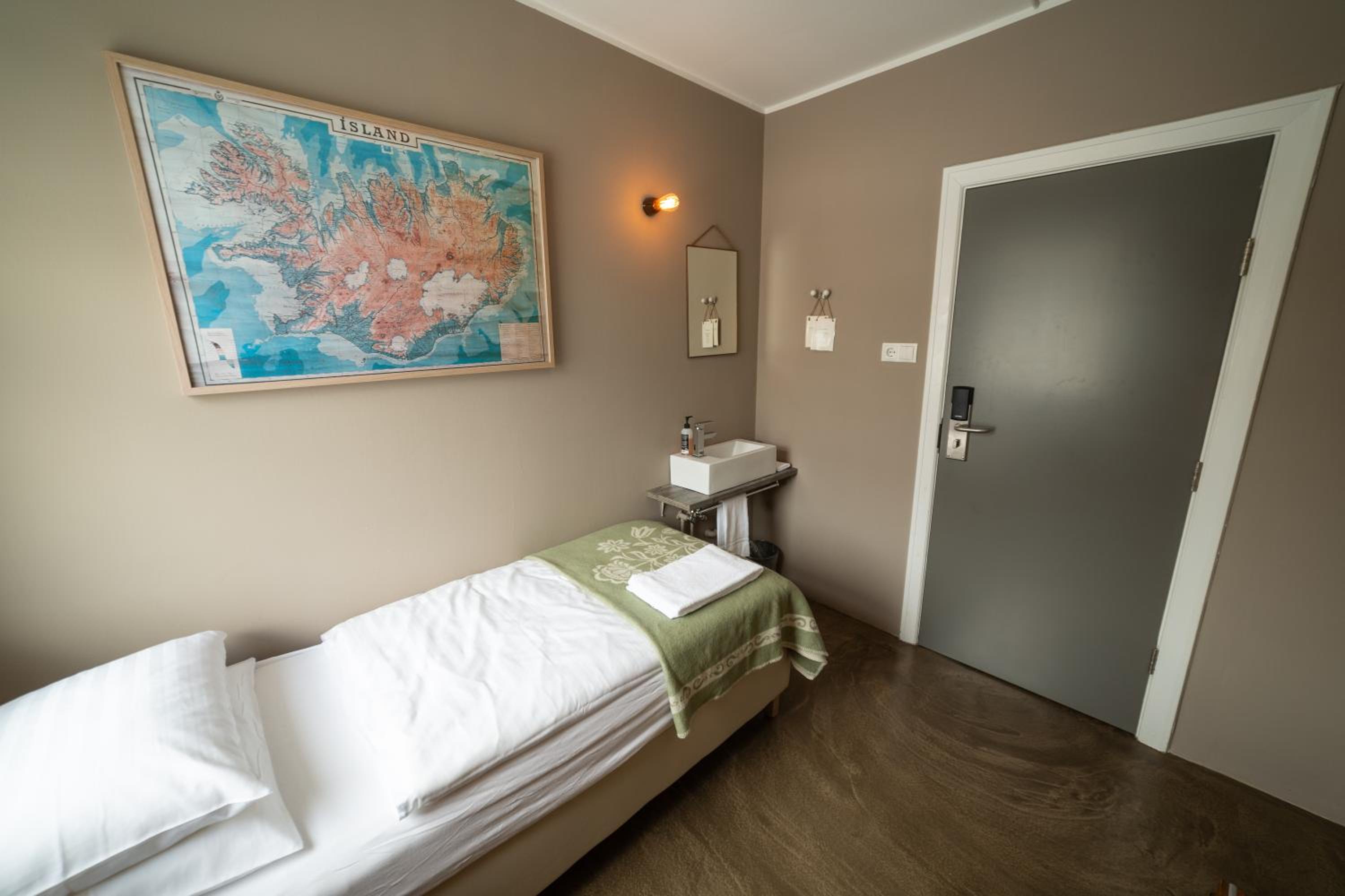 Single Room with Shared Bathroom photo 3