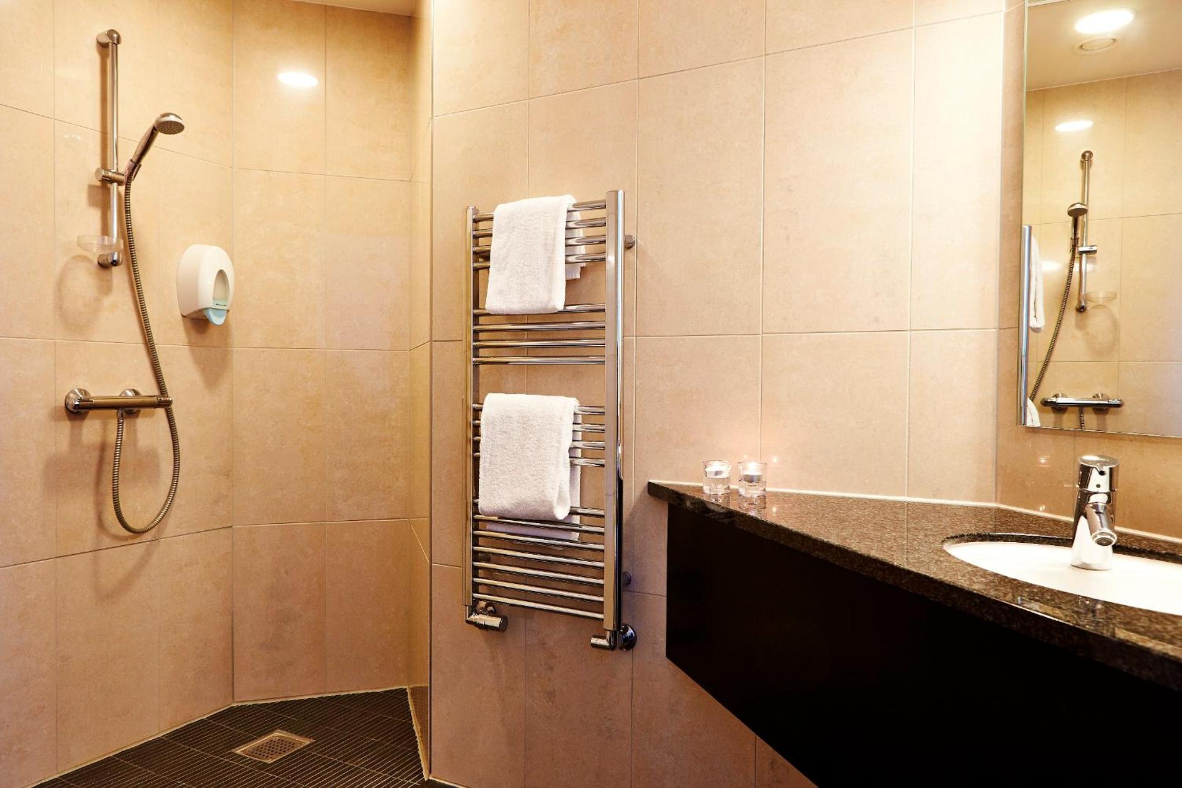 Standard Double Or Twin Room thumbnail 6