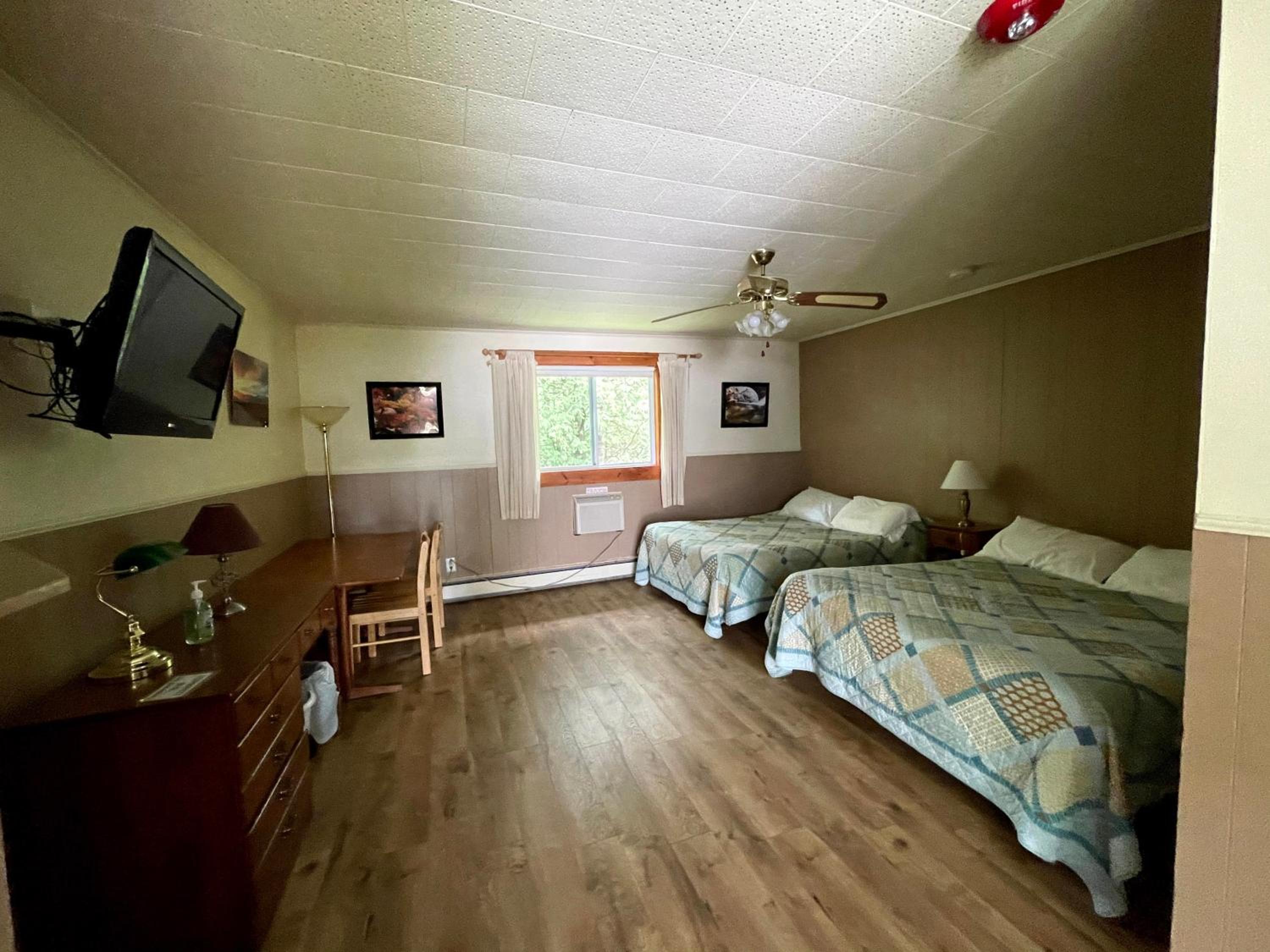 Queen Room with Two Queen Beds photo 1