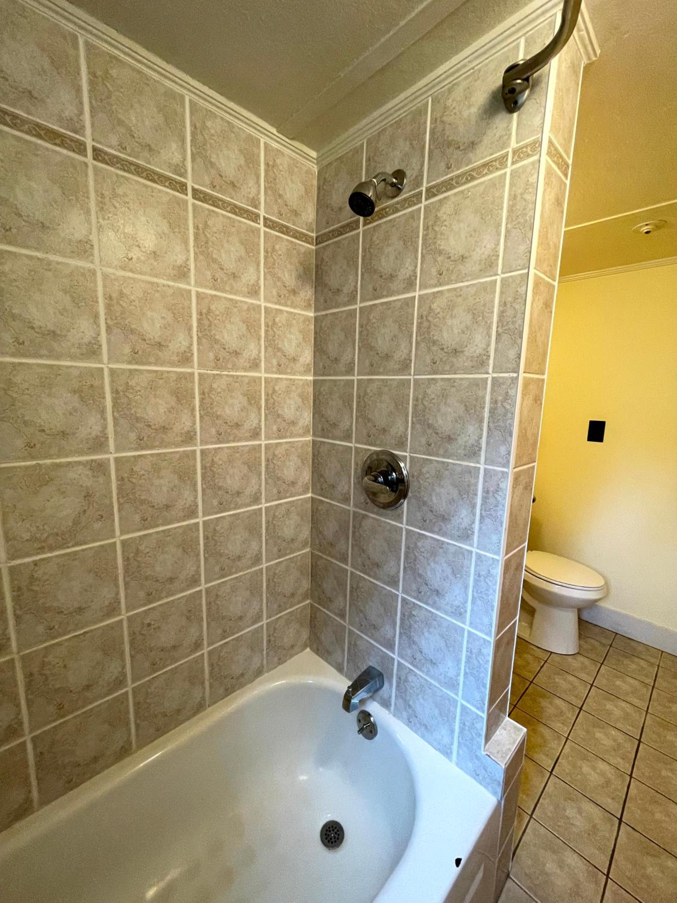 Twin Room with Private Bathroom photo 3
