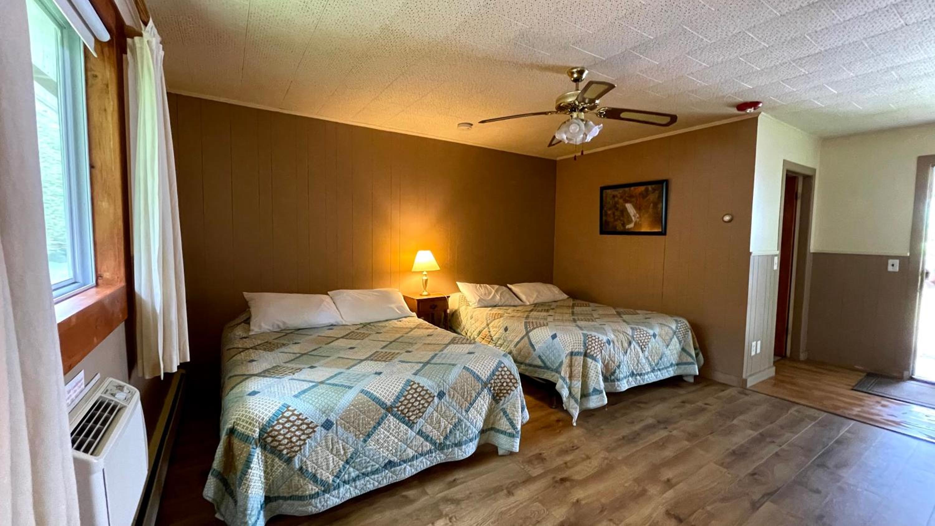 Queen Room with Two Queen Beds photo 3
