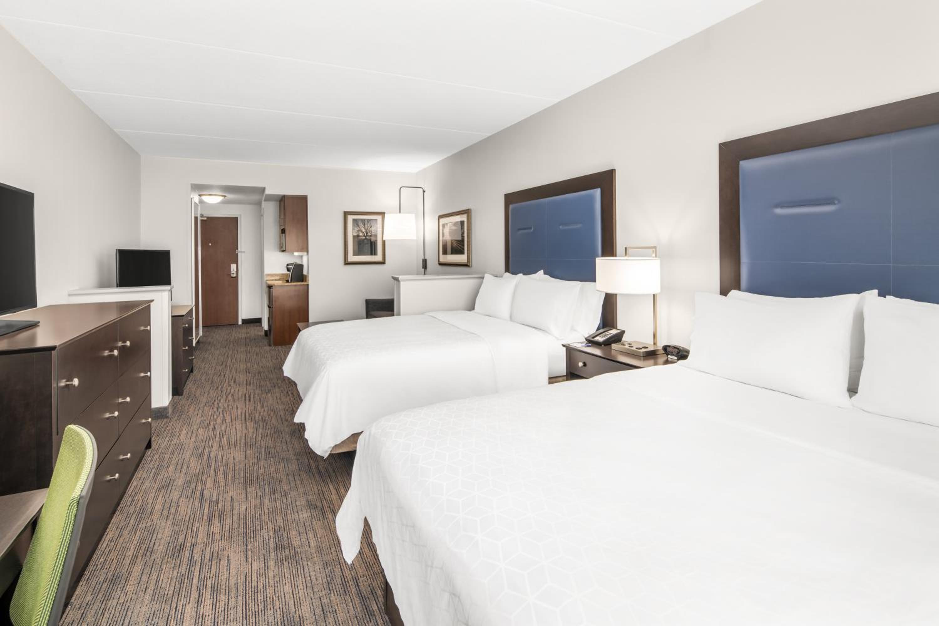 Double Queen Suite - Non-Smoking - Photo 3
