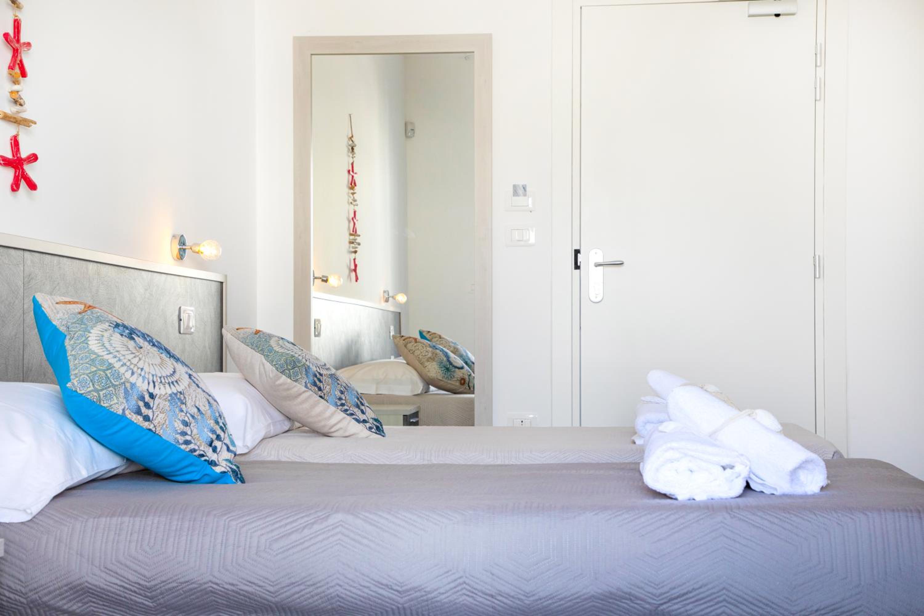 Twin Room - Photo 16