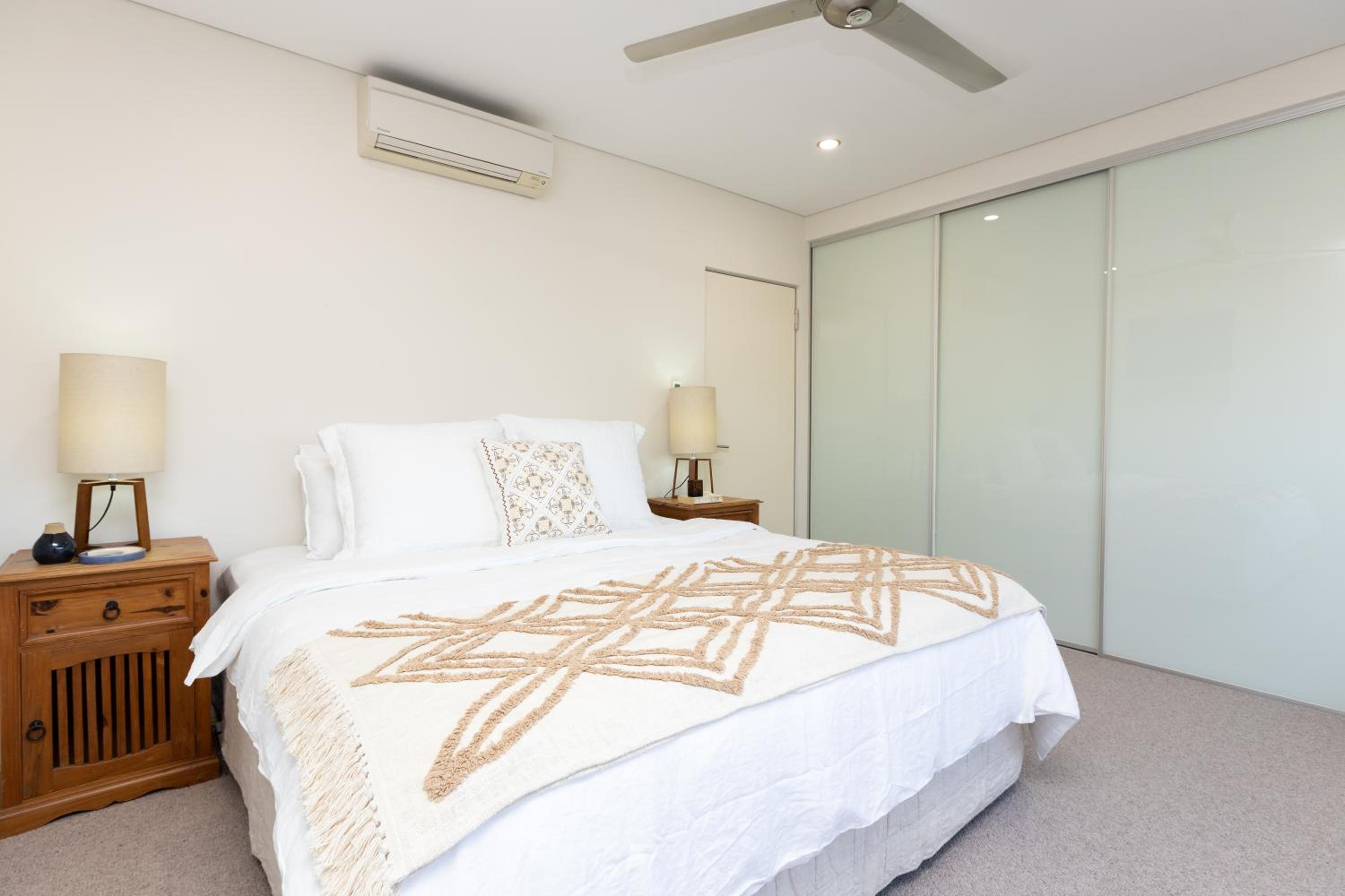 Five-Bedroom House photo 1