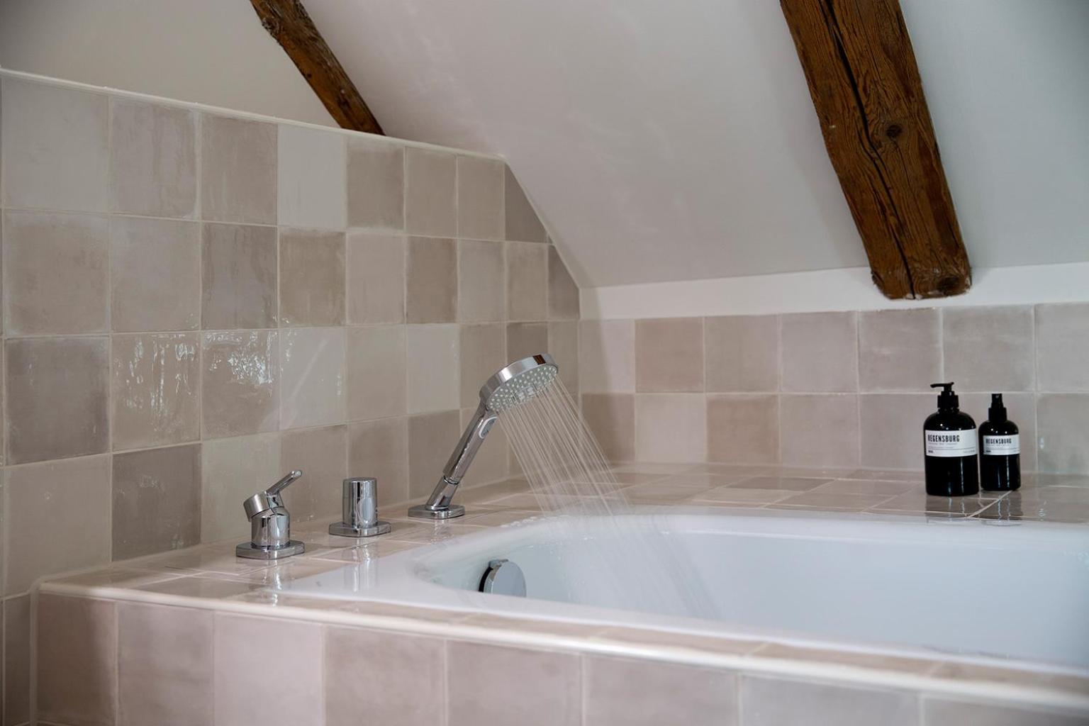 Suite - Photo 7