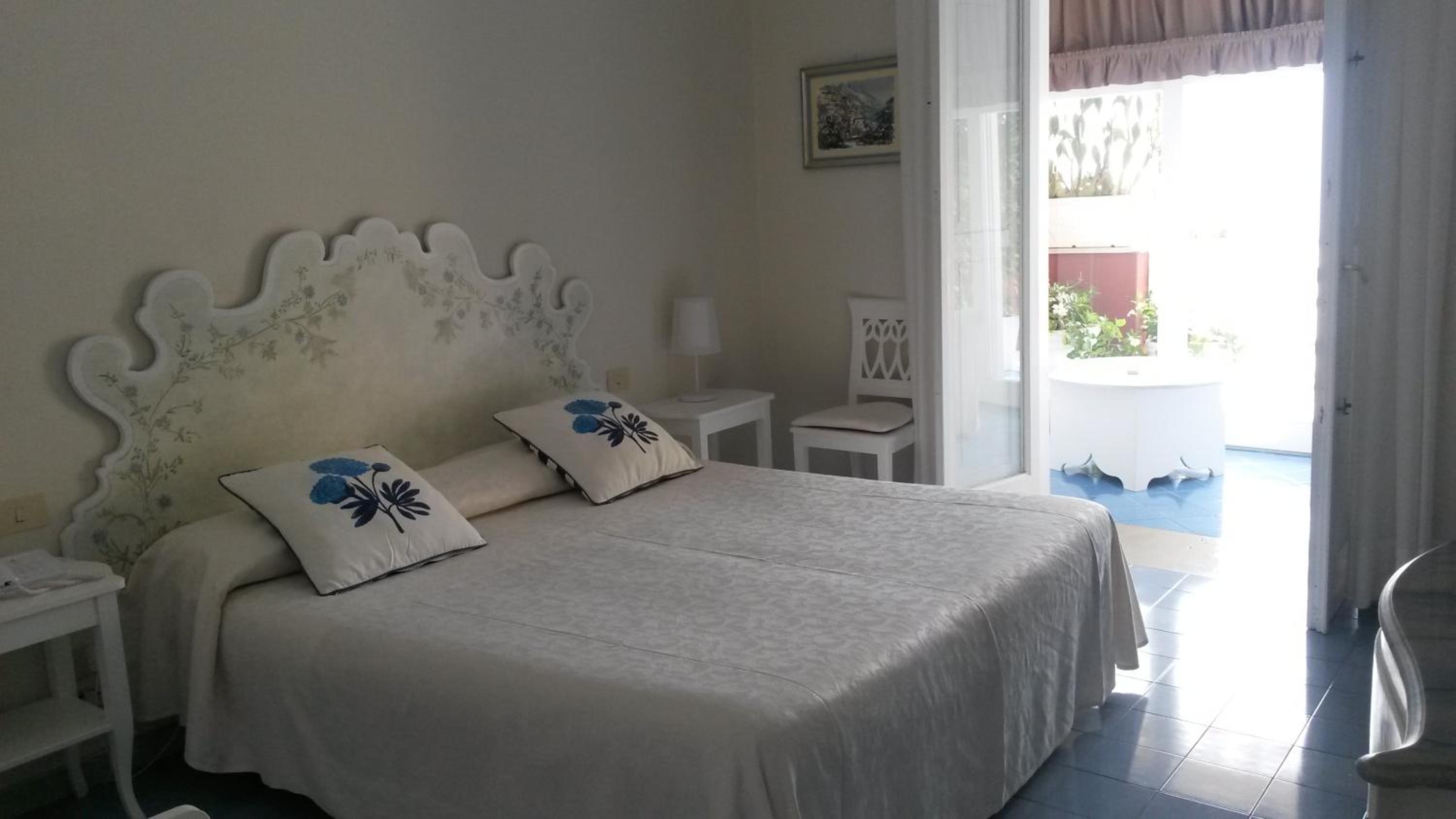 Double or Twin Room with Partial Sea View - Photo 1